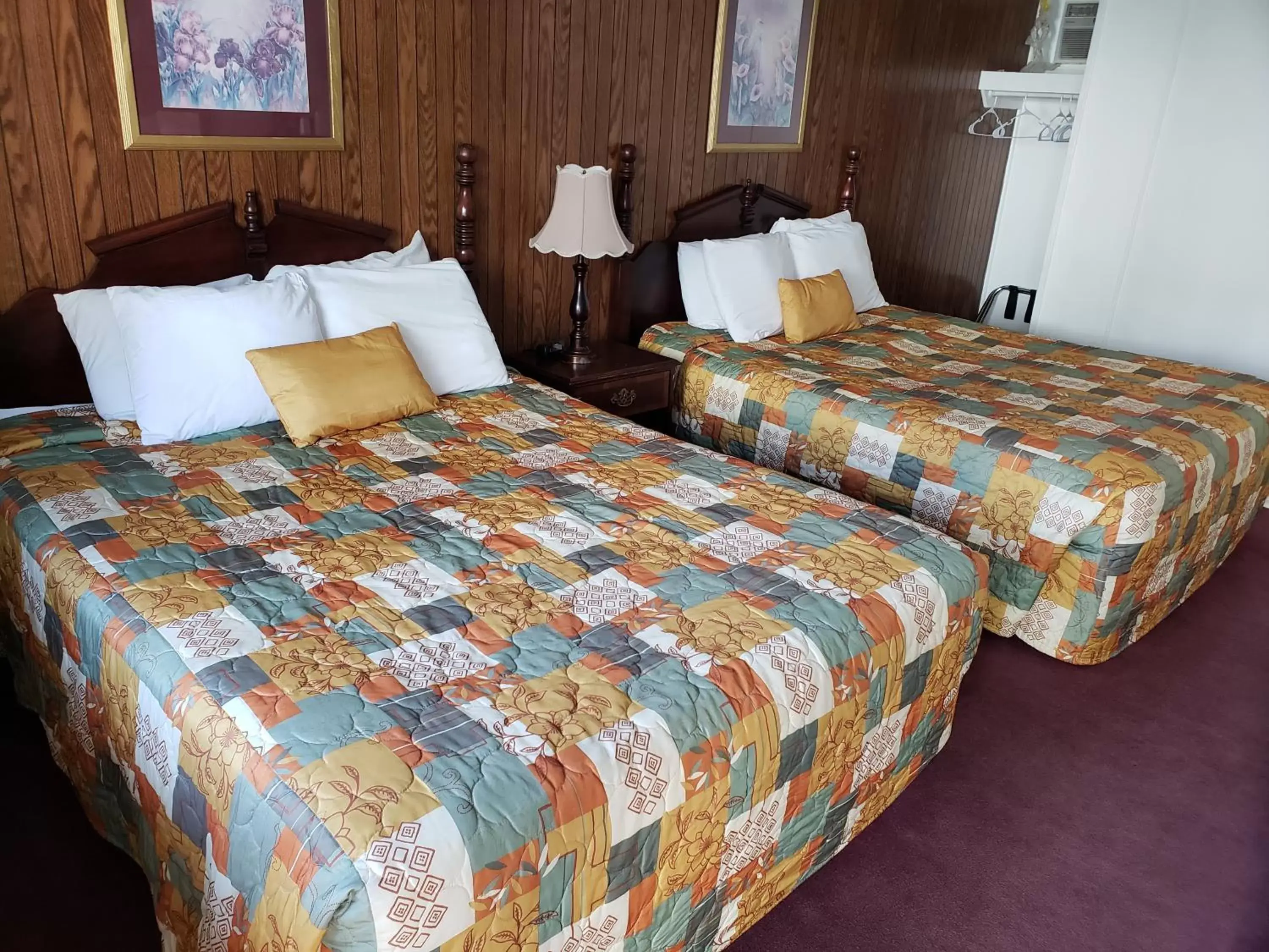 Deluxe Queen Room with Two Queen Beds in Mother Lode Lodge Deluxe Queen Room with Two Queen Beds in Mother Lode Lodge