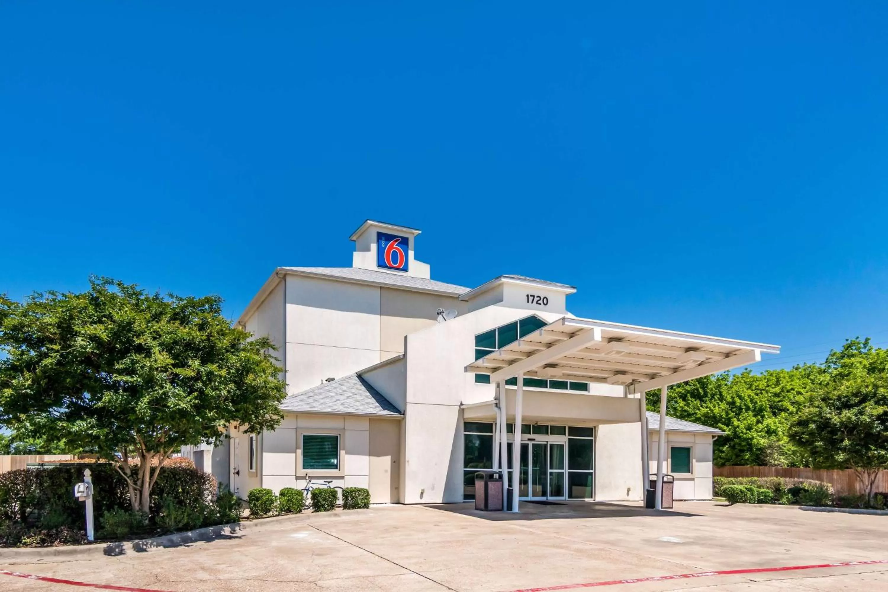 Property building in Motel 6-Cleburne, TX