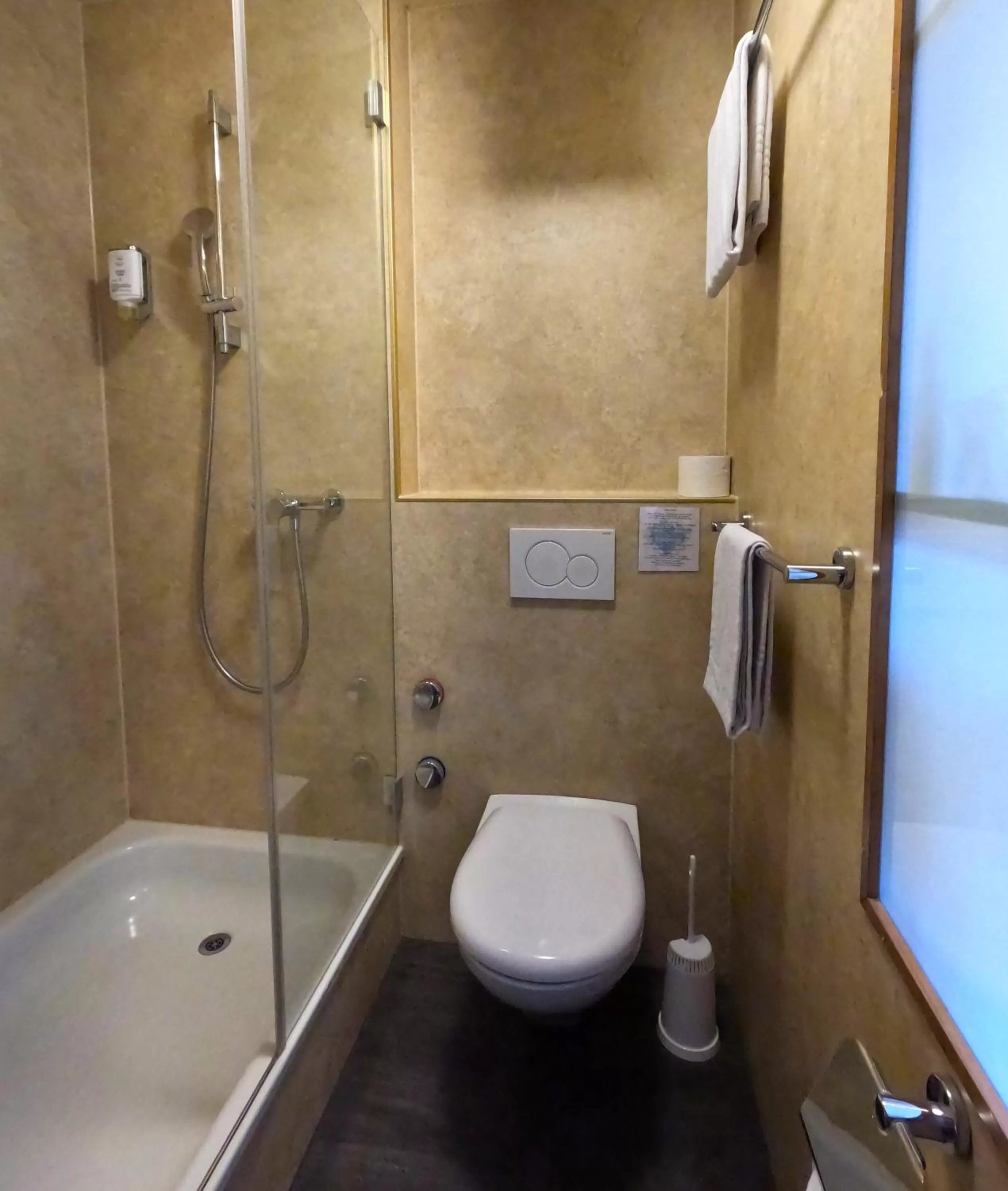 Toilet in Alpenrose Hotel and Gardens