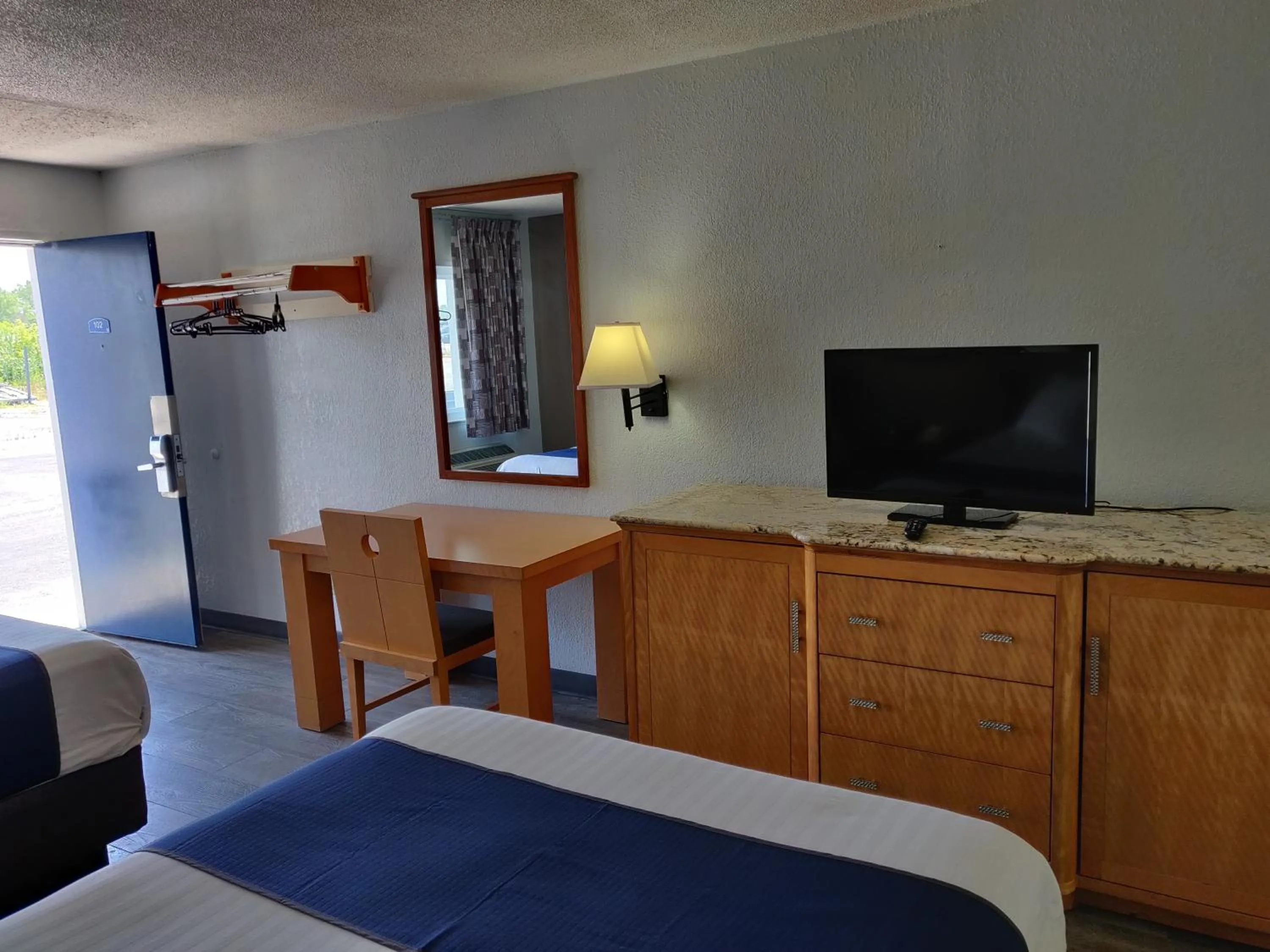 Photo of the whole room, Bed in Cedar Cove