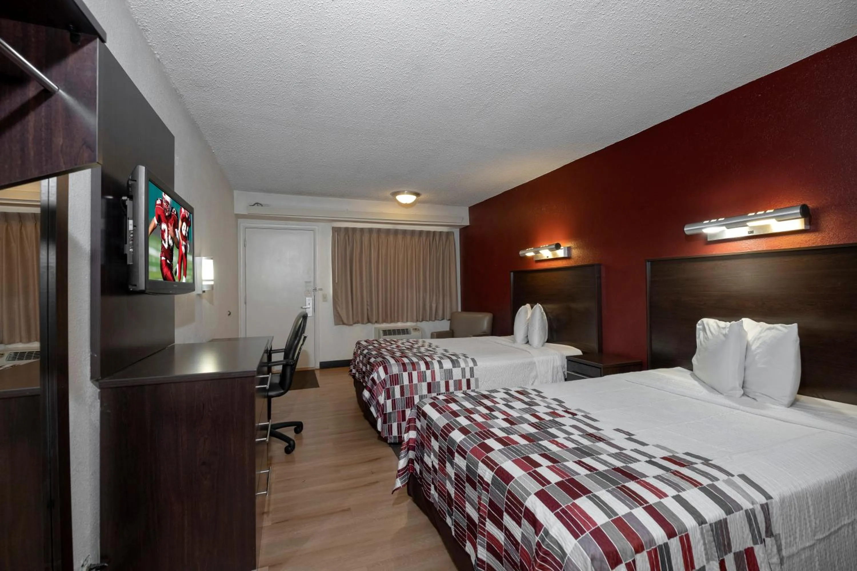 Photo of the whole room, Bed in Red Roof Inn Washington DC-Lanham