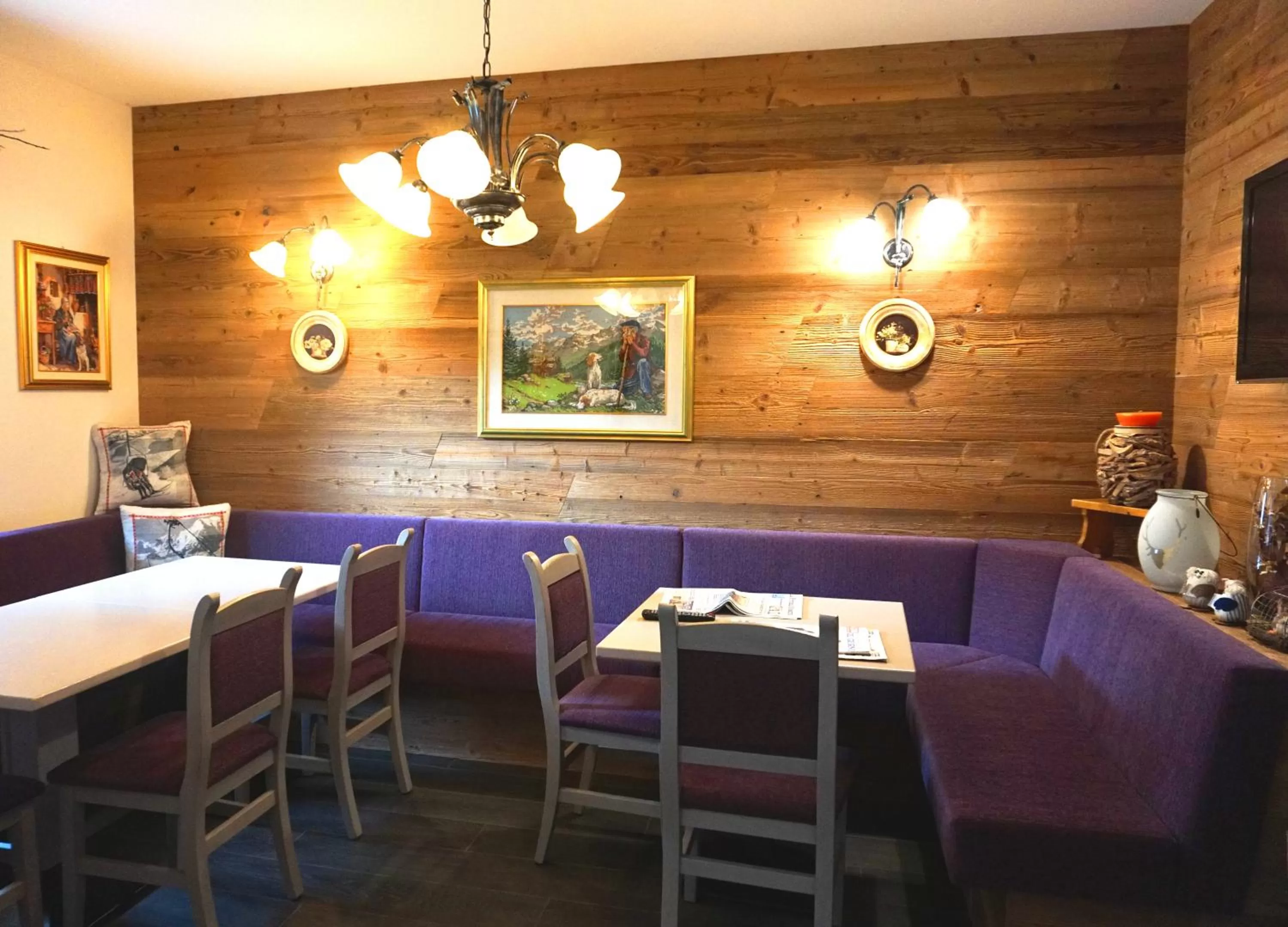 Communal lounge/ TV room in Olimpia Hotel