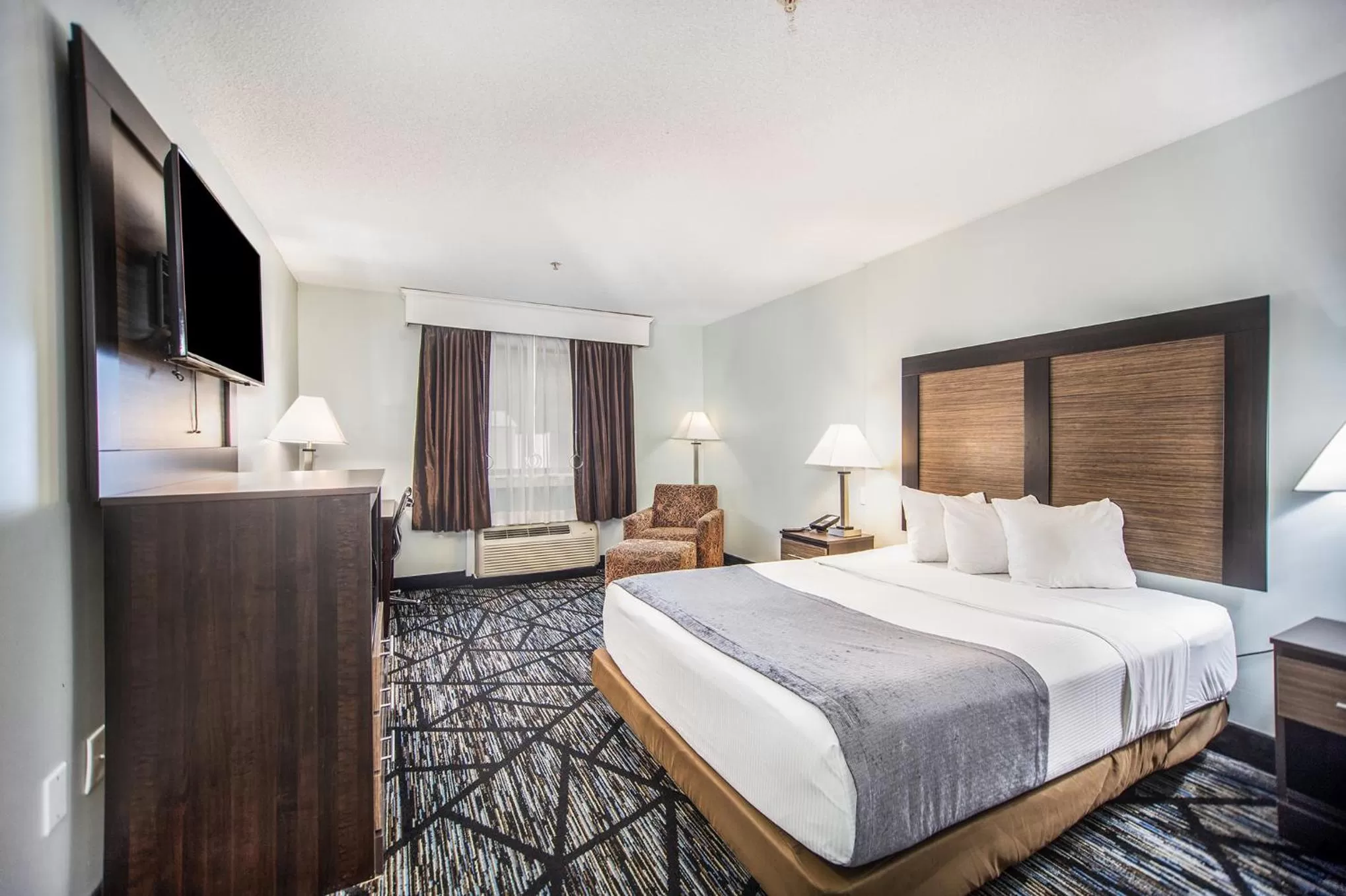 Photo of the whole room, Bed in Baymont by Wyndham Grand Haven