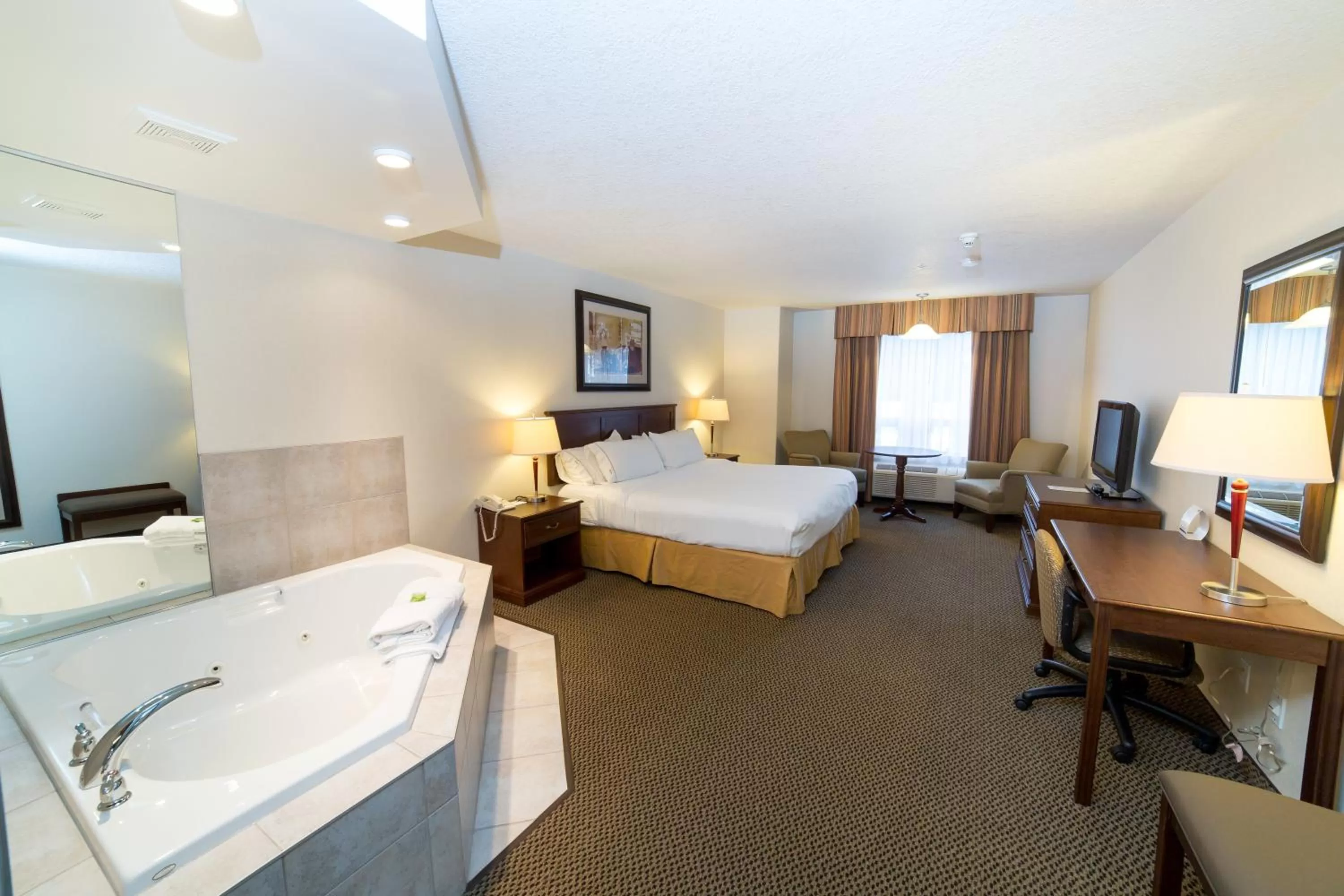 Photo of the whole room, Bed in Holiday Inn Express & Suites Drayton Valley by IHG