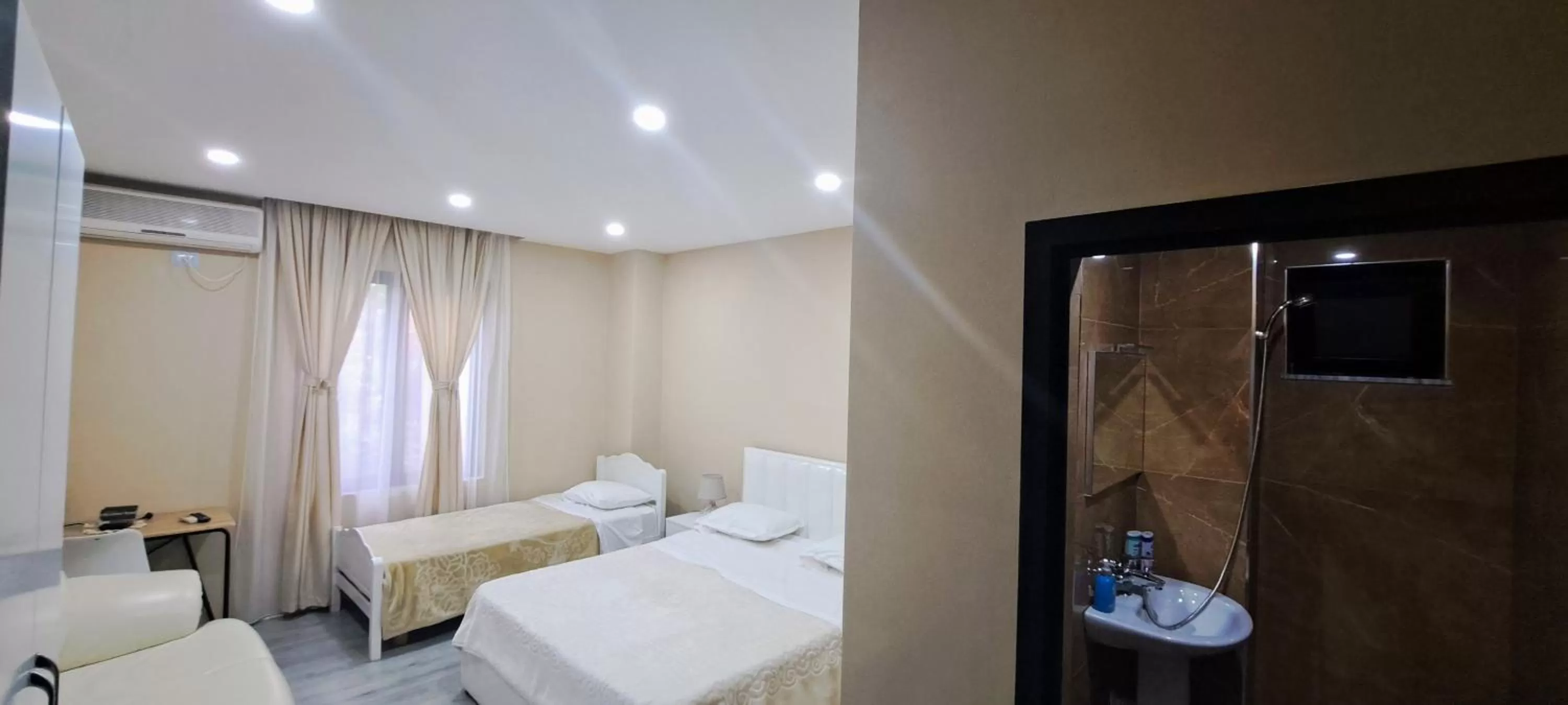 Toilet, Bed in CityCenterHotel Shkoder