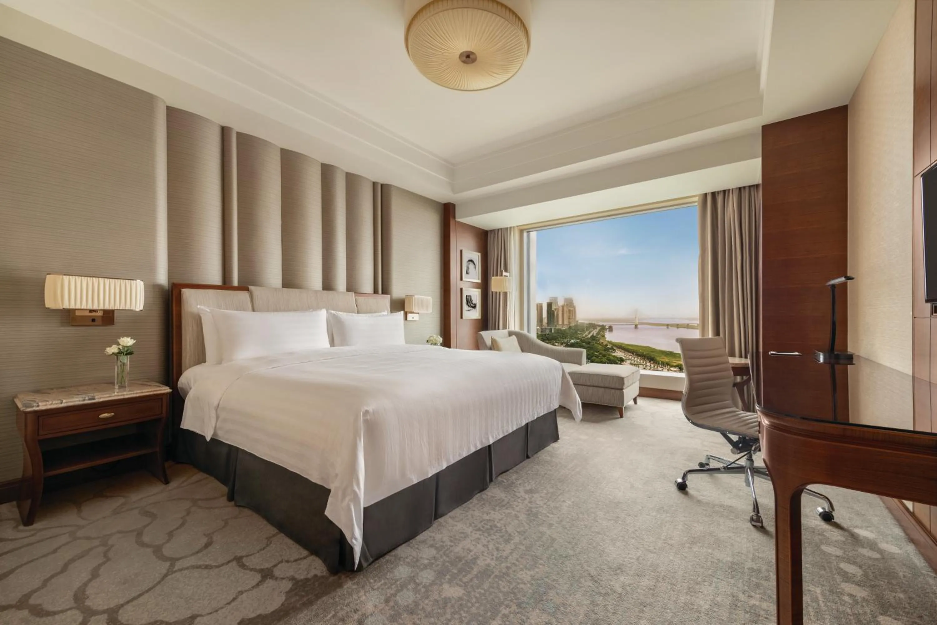 Photo of the whole room, Bed in Shangri-La Nanchang丨All room offer river views Just one stop from the Pavilion of Prince Teng