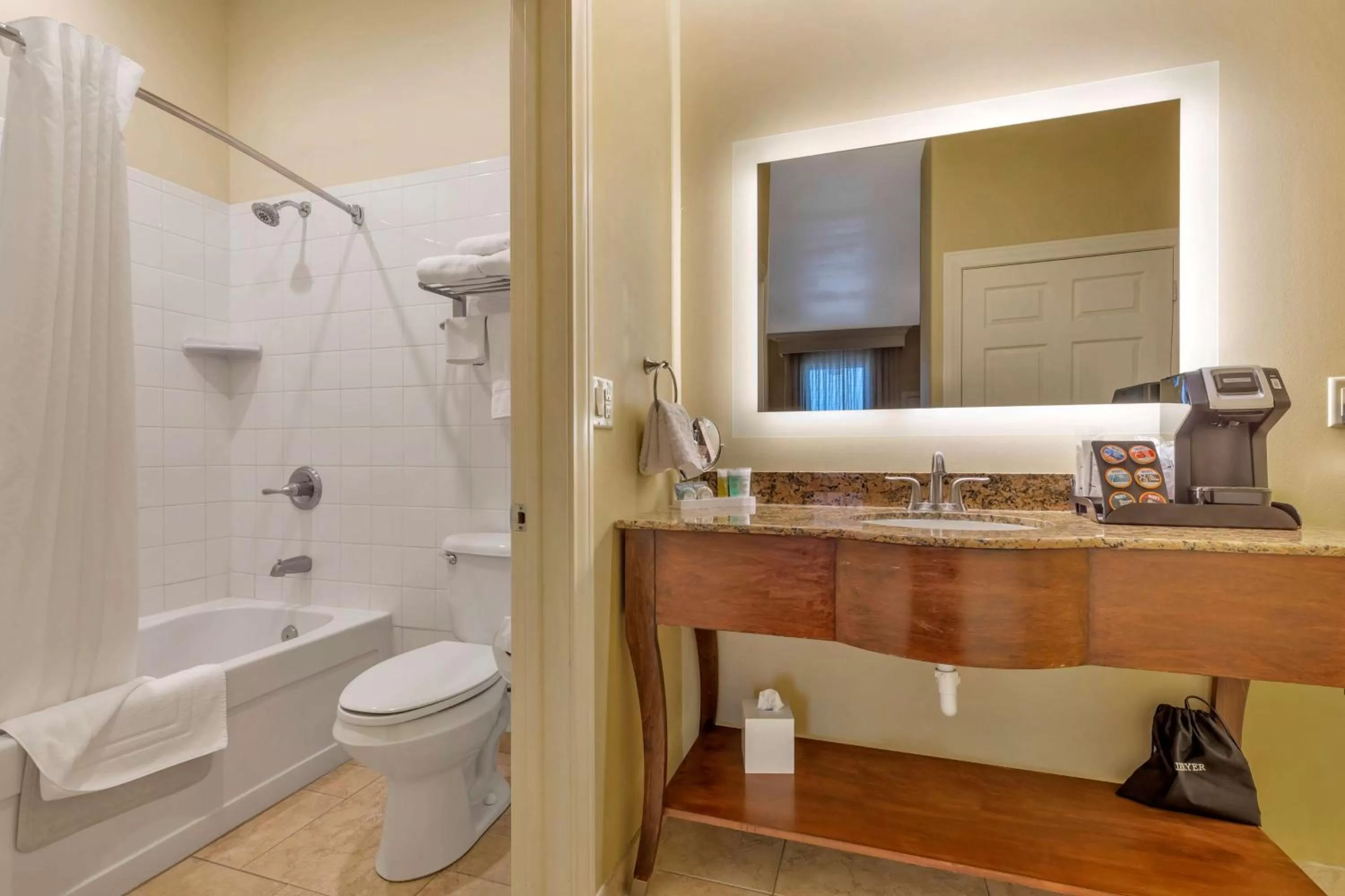 Bedroom in Best Western Plus Swiss Chalet Hotel & Suites