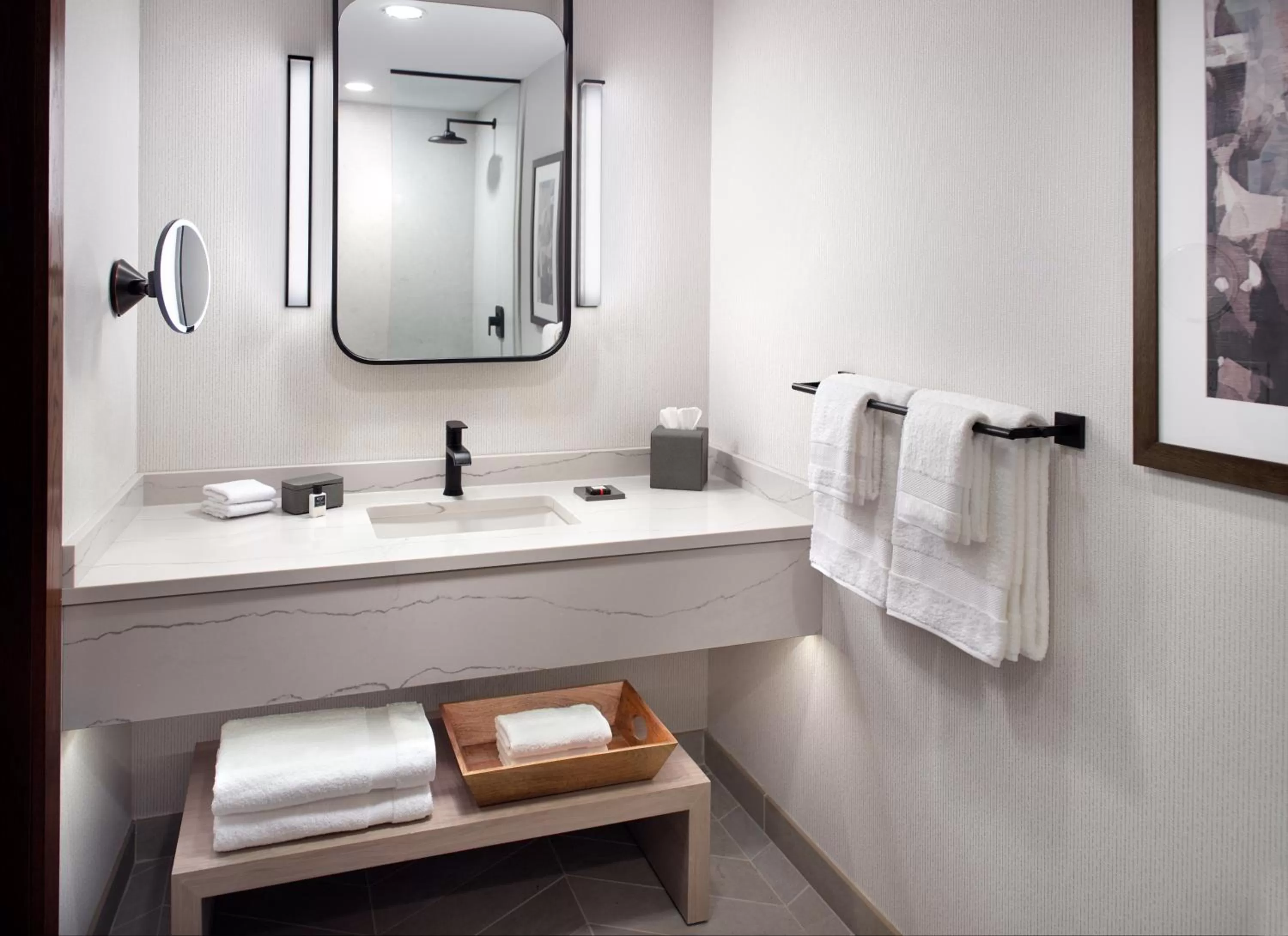 Queen Room in Omni Viking Lakes