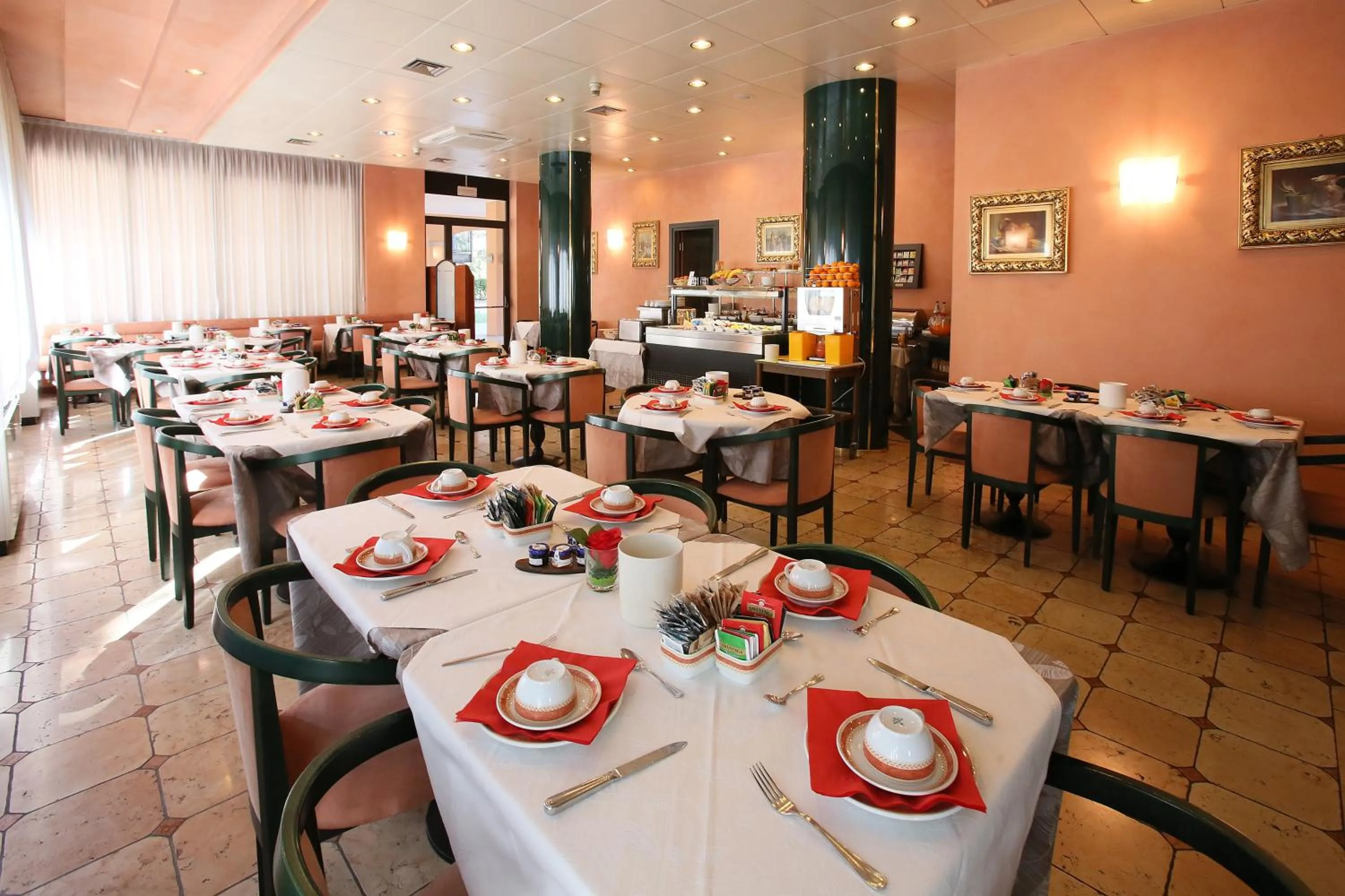 Restaurant/places to eat in Hotel Le Ville