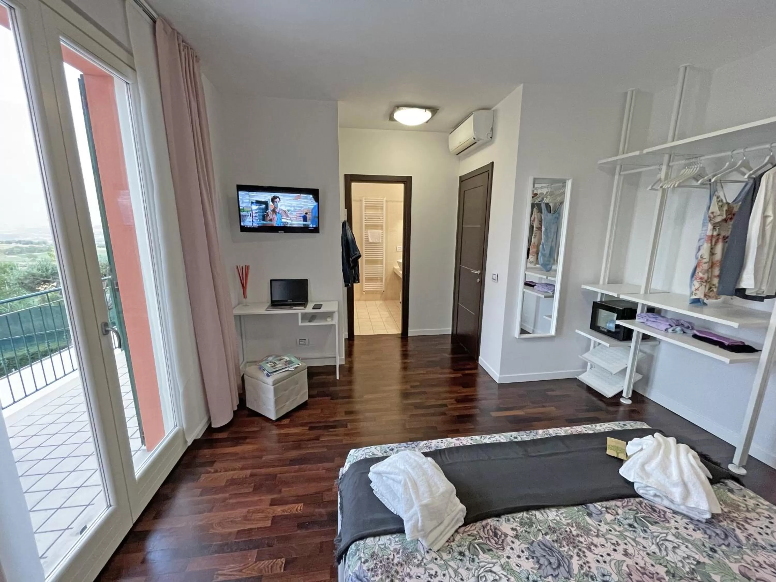 Bed, TV/Entertainment Center in B&B Belvedere