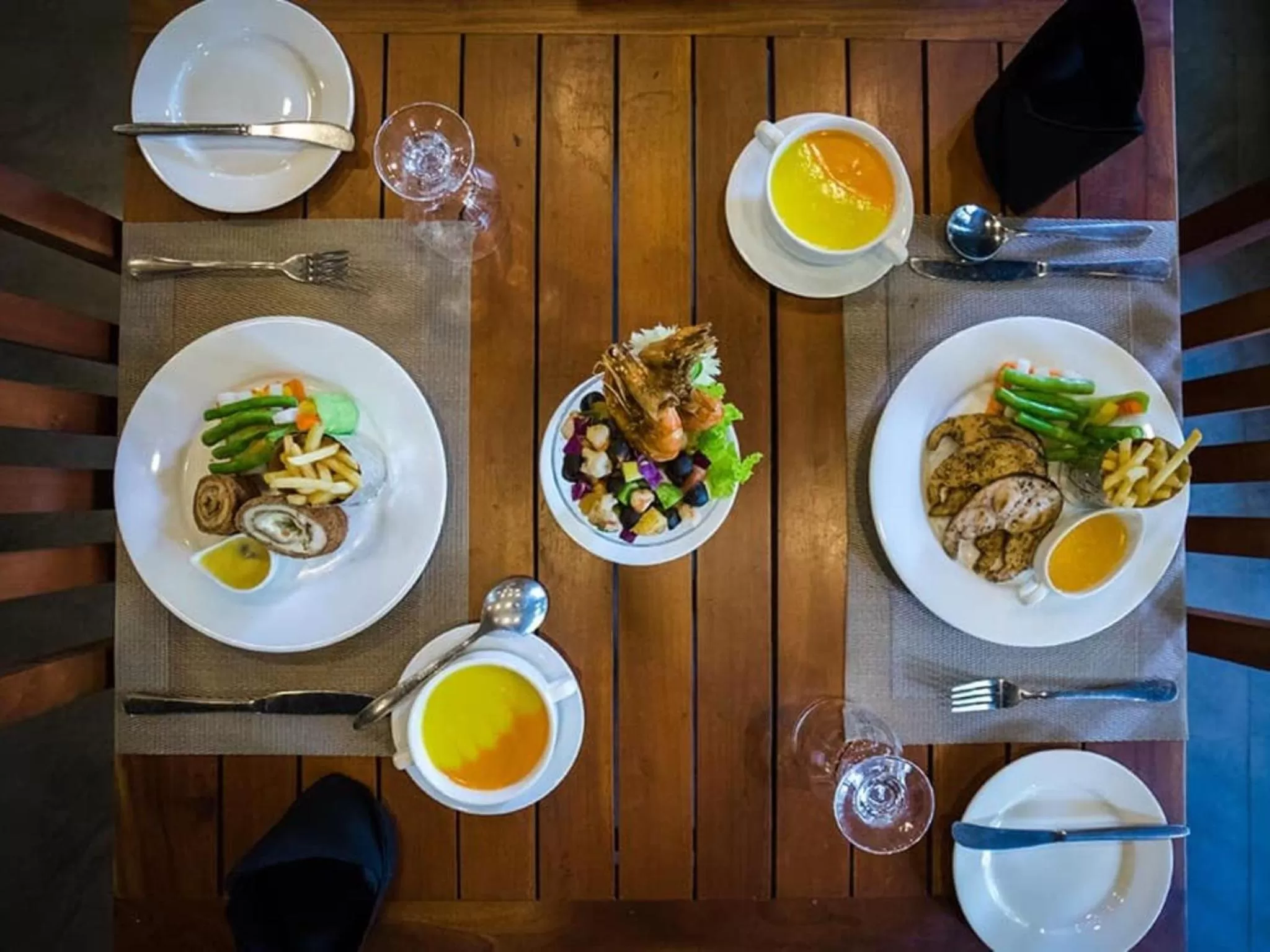 Restaurant/places to eat in Hotel Alakamanda