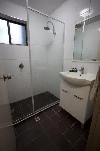 Bathroom in Emerald Gardens Motel & Apartments