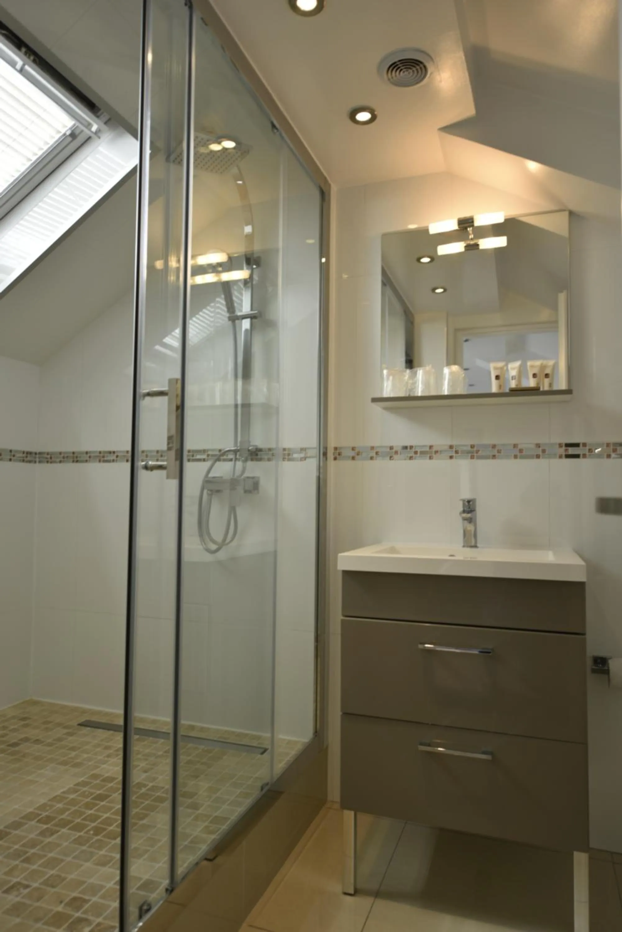 Shower in Hotel Apolonia Paris Mouffetard, Sure Hotel Collection by Best Western