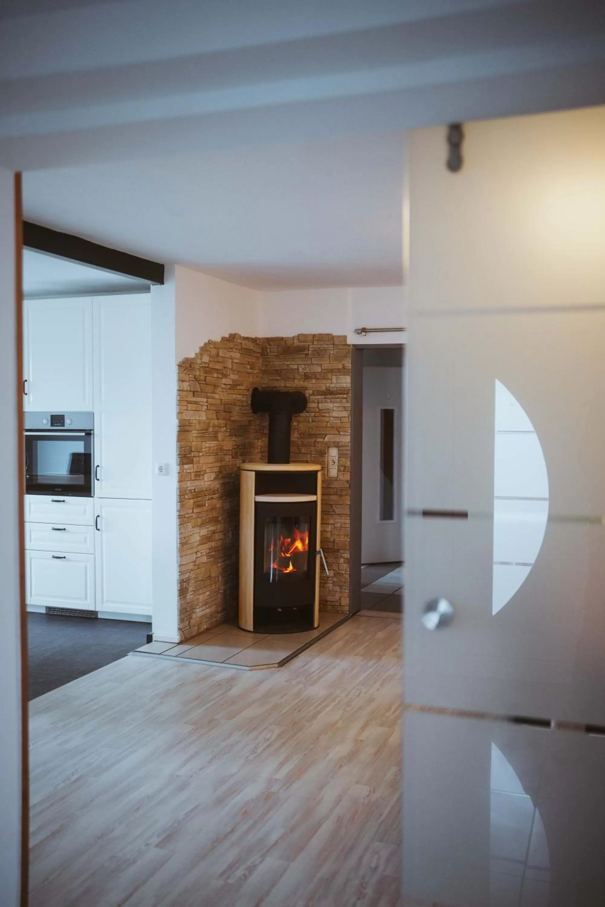 flat iron, Kitchen/Kitchenette in Aparthotel Stralsund Studios und Apartments