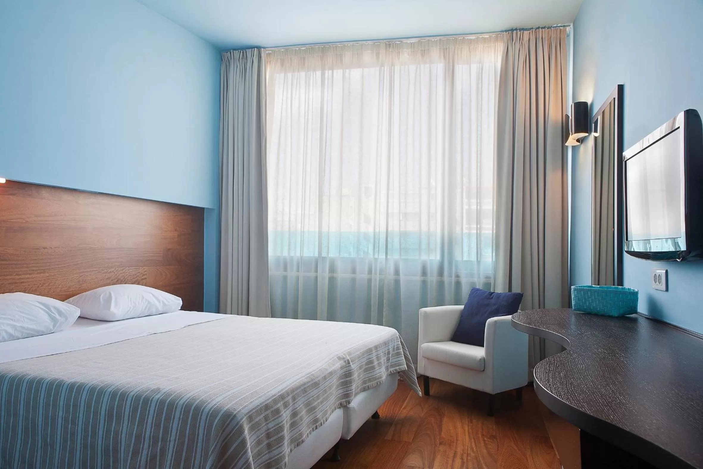 Photo of the whole room, Bed in Athens Center Square Hotel