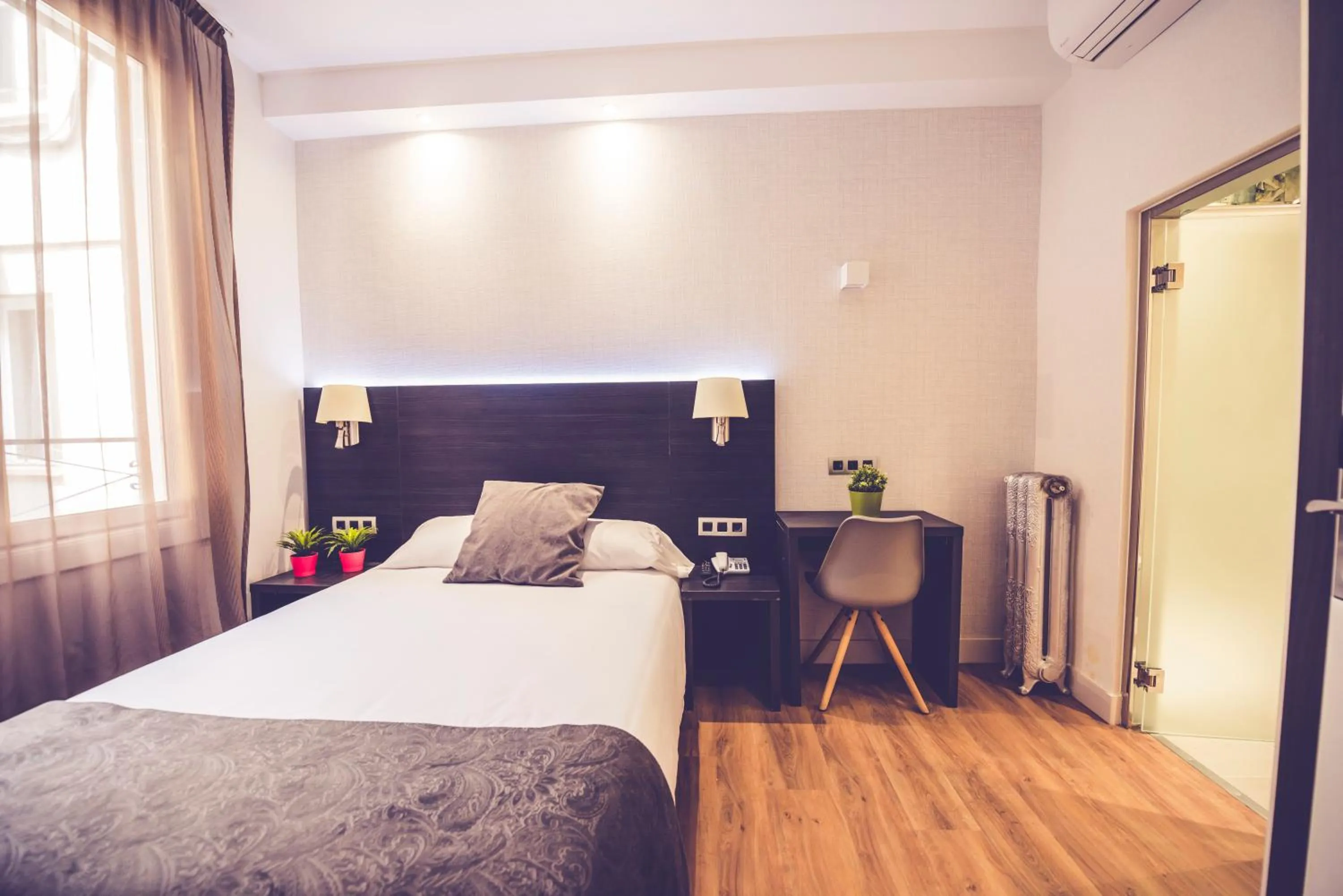 Bedroom, Bed in Hostal Marlasca