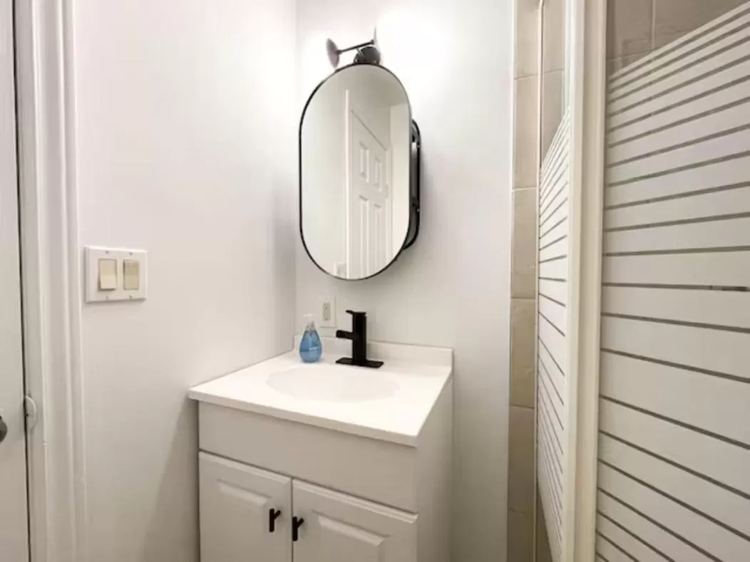 Bathroom in Sleeping Giant BNB