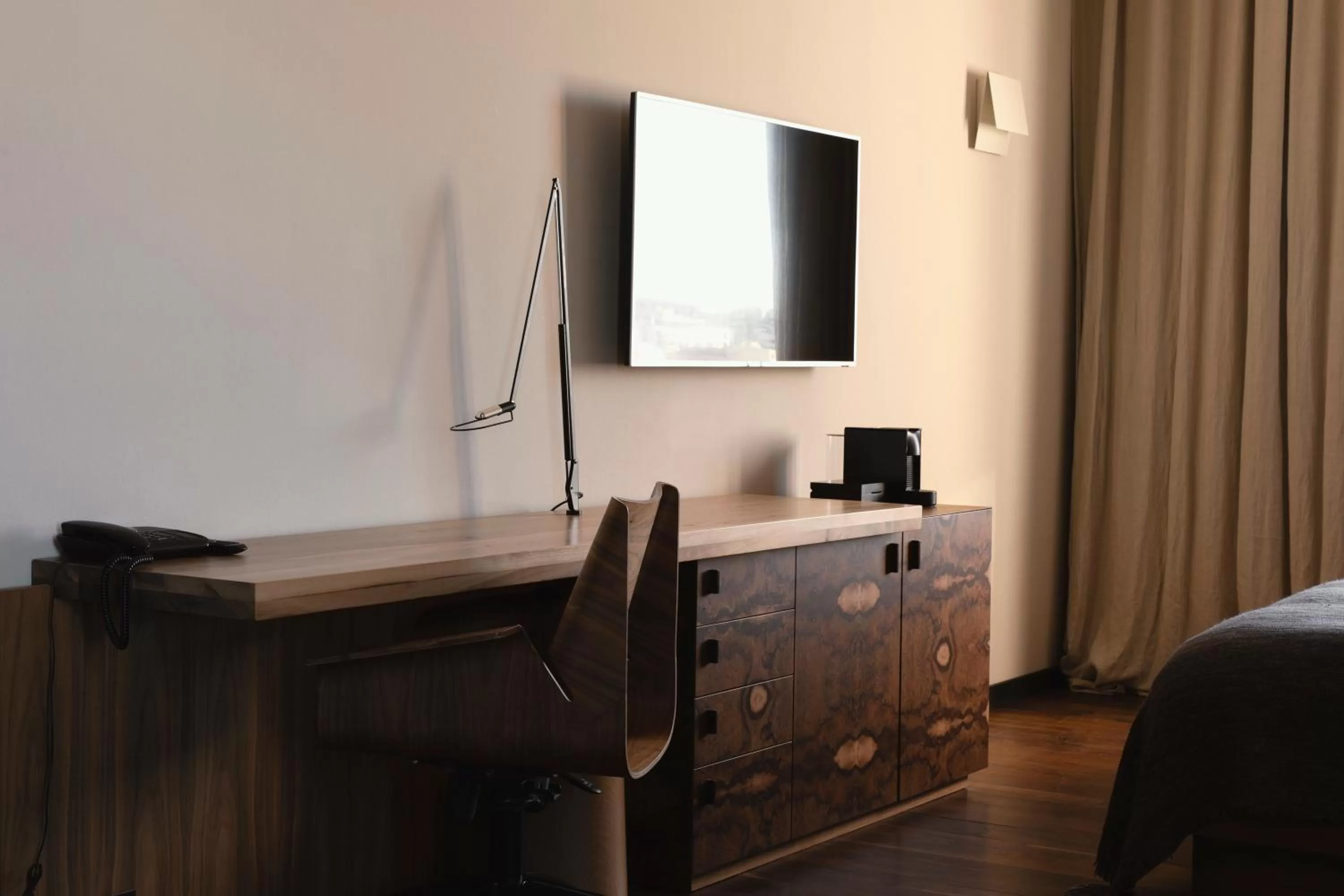 hair dresser, Bed in Hotel Warszawa