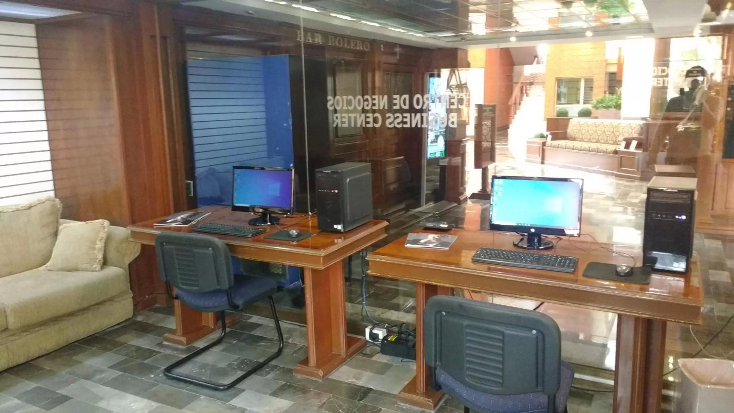 Business facilities in Country Plaza