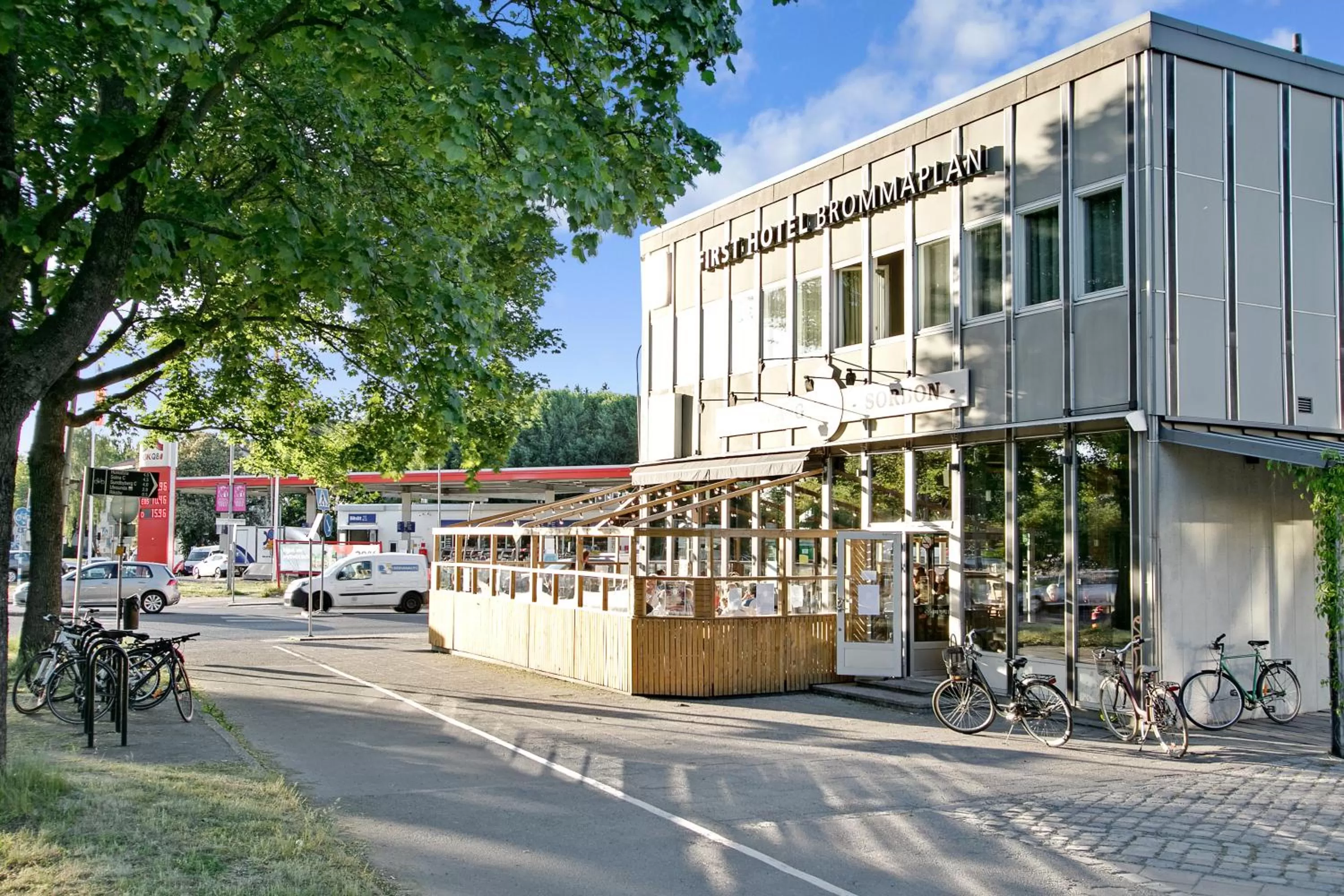 Restaurant/places to eat in First Hotel Brommaplan