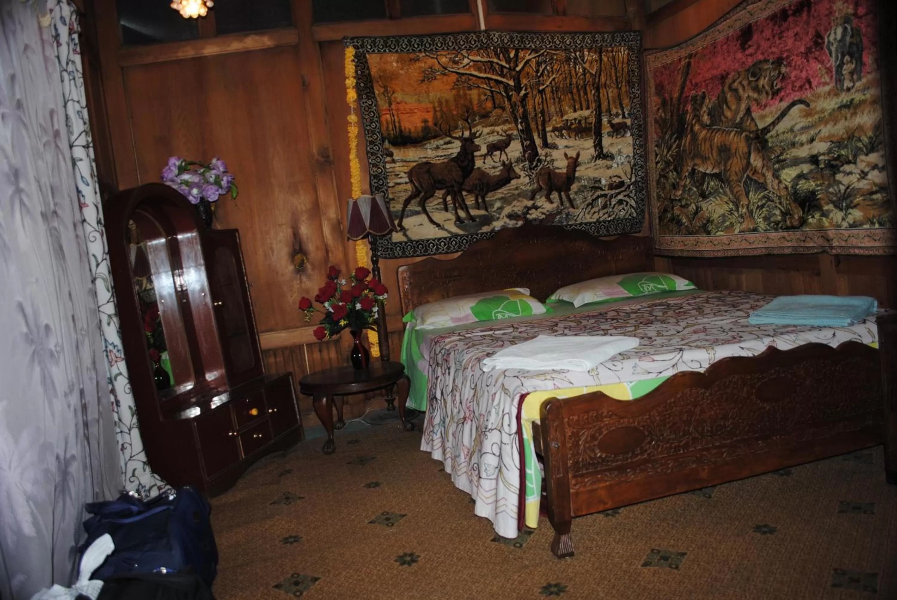 Photo of the whole room, Bed in Houseboat Zaindari Palace