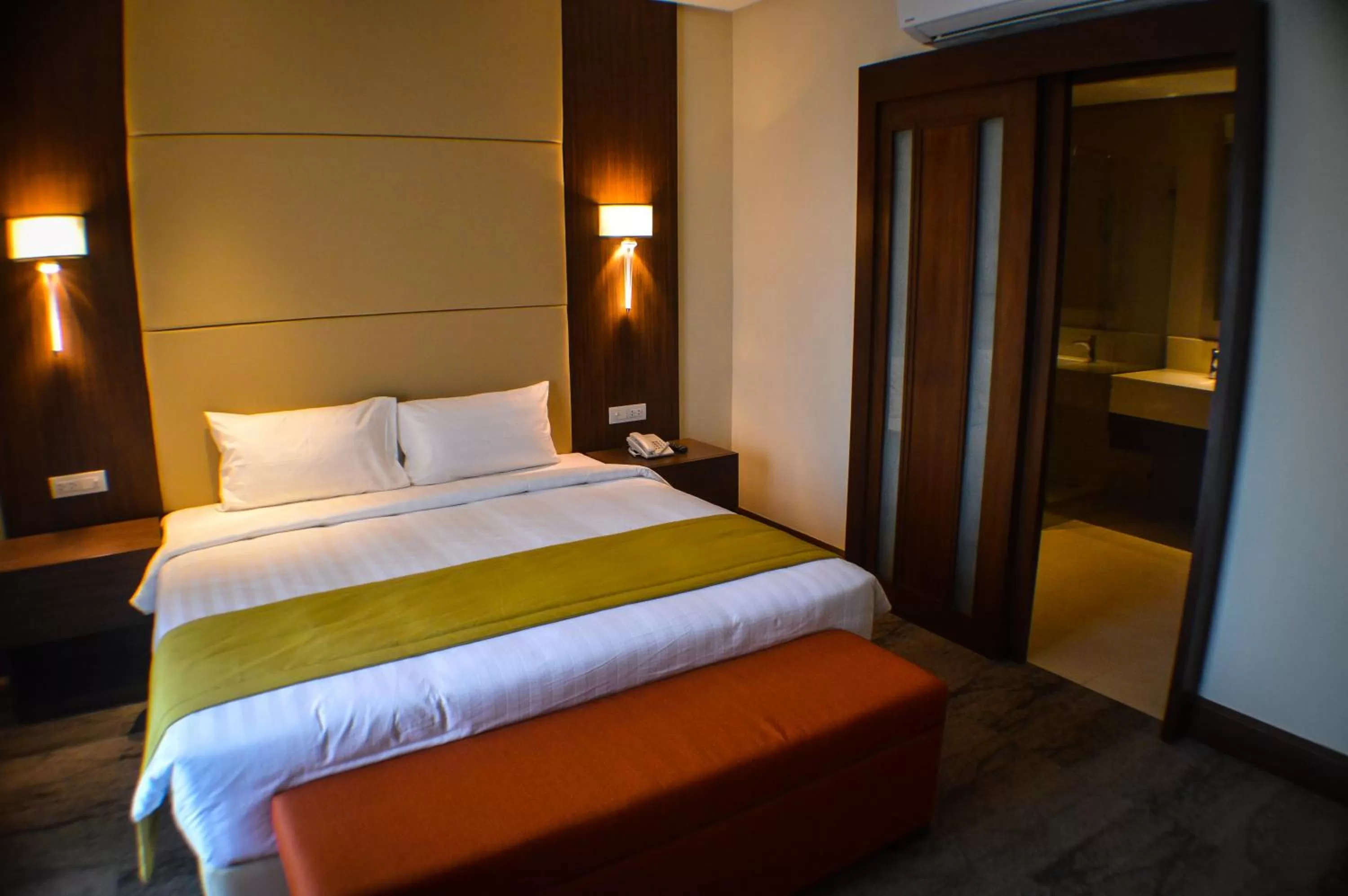 Bedroom, Bed in Hotel Monticello Tagaytay