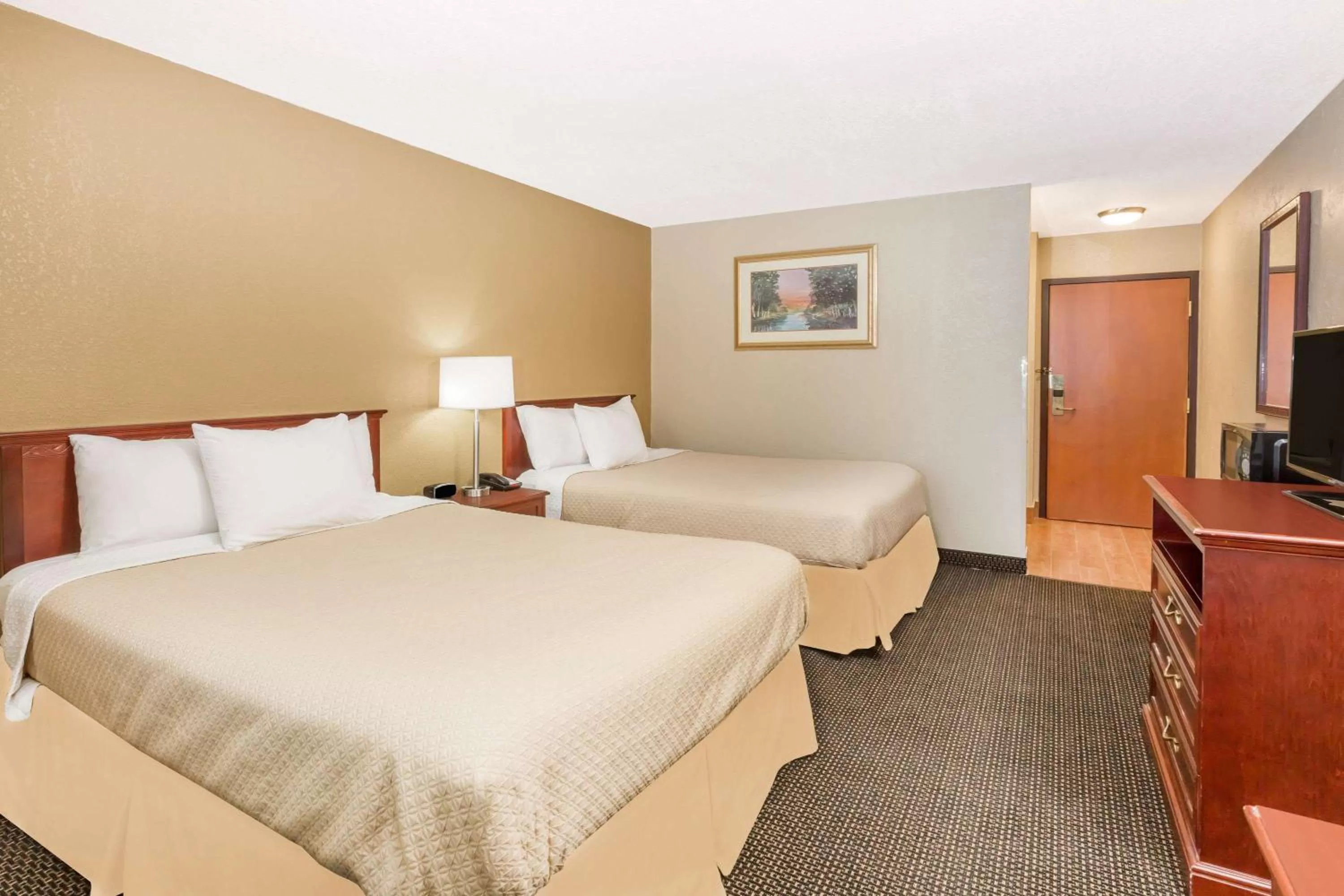 Photo of the whole room, Bed in Days Inn by Wyndham Clive - West Des Moines