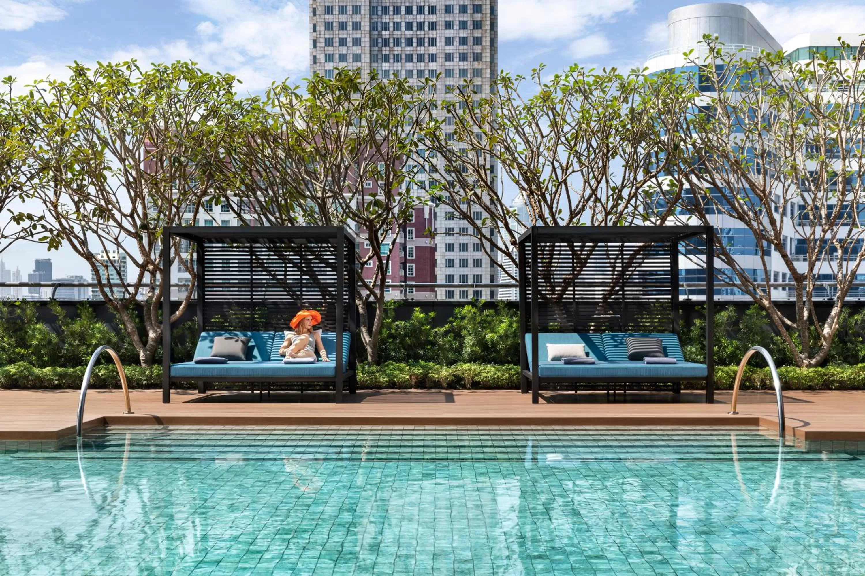 Swimming pool in Carlton Hotel Bangkok Sukhumvit