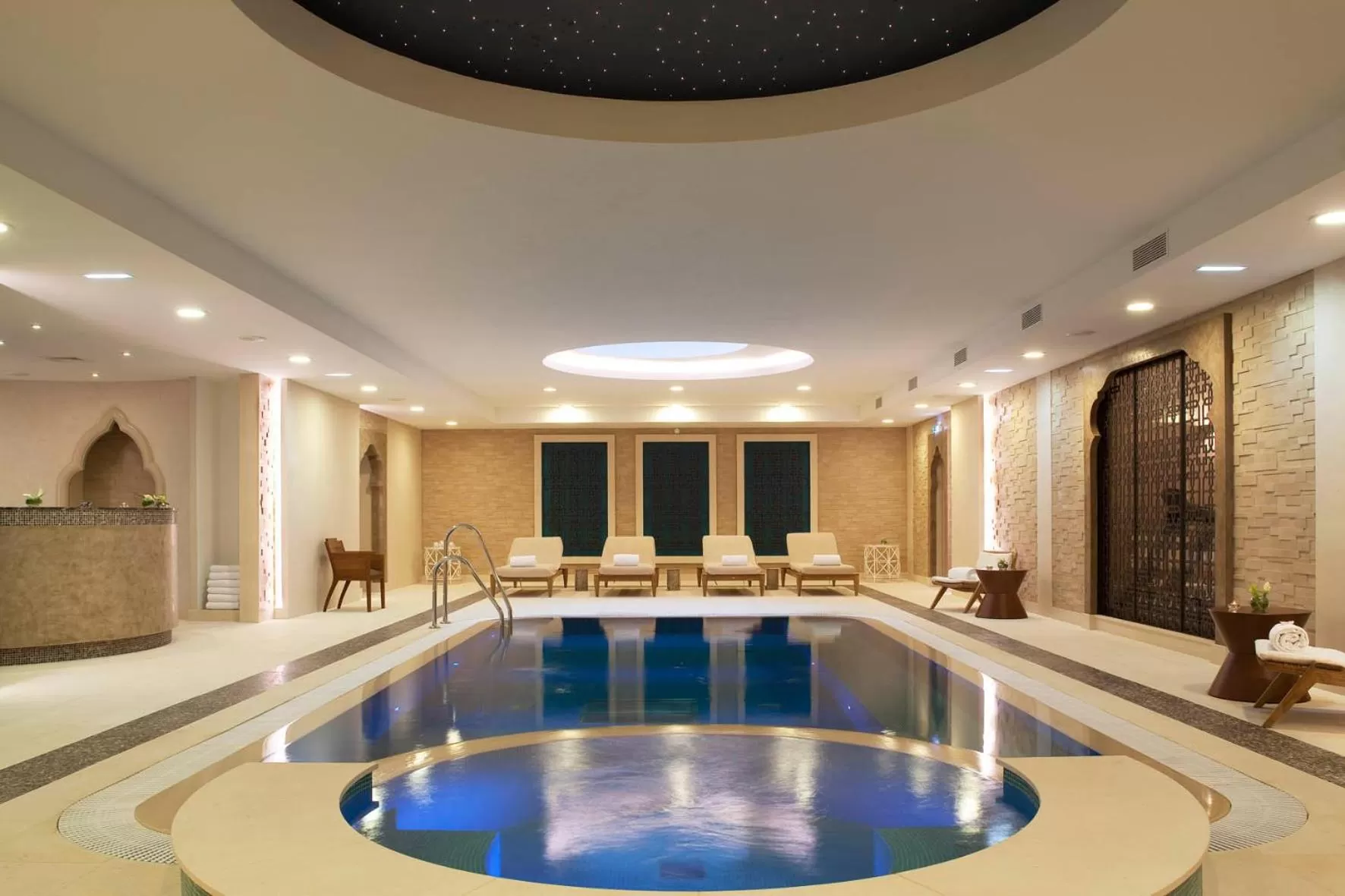 Swimming pool in Auberge du Jeu de Paume