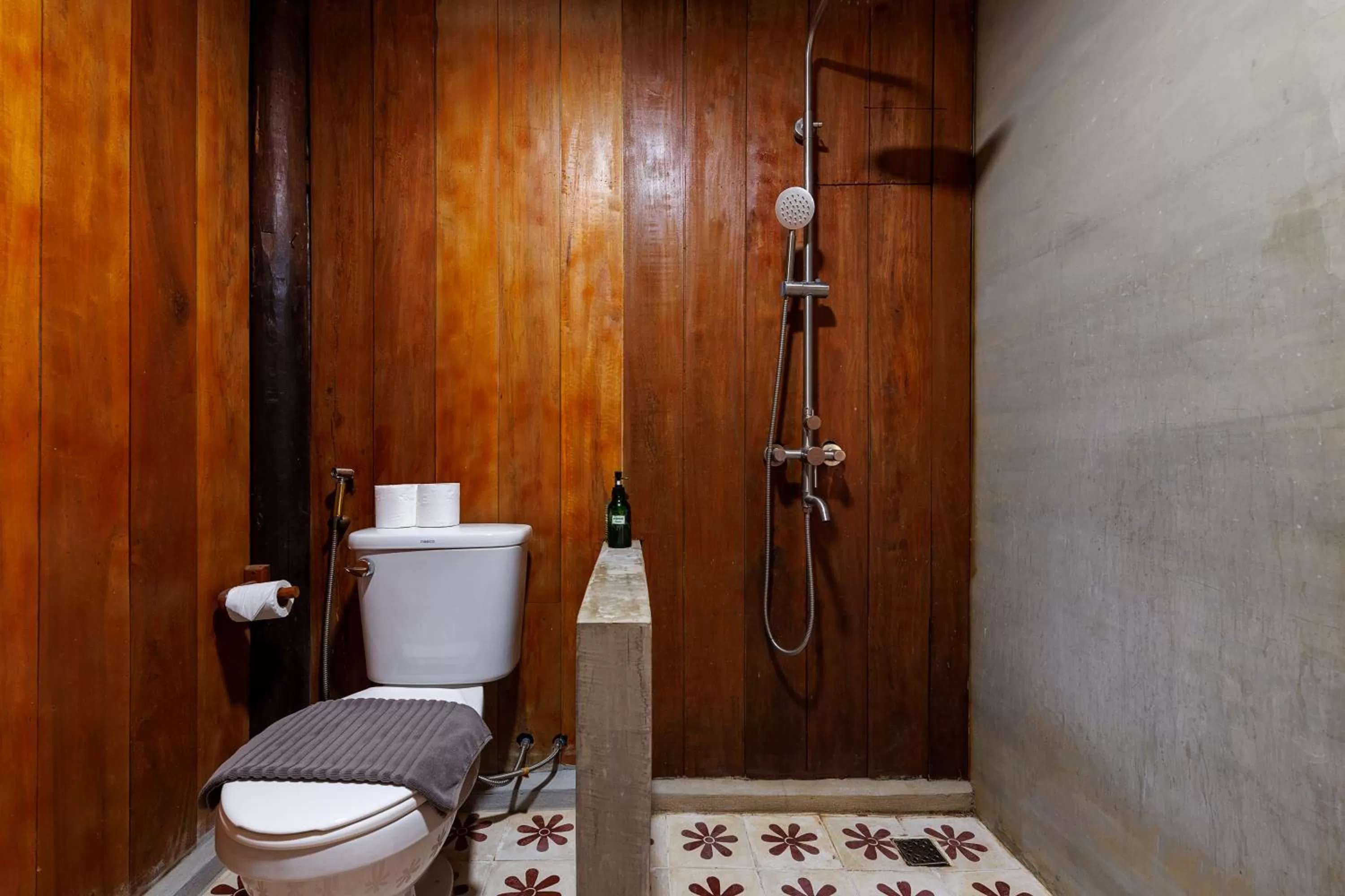 Shower in Dontrei Villa Angkor