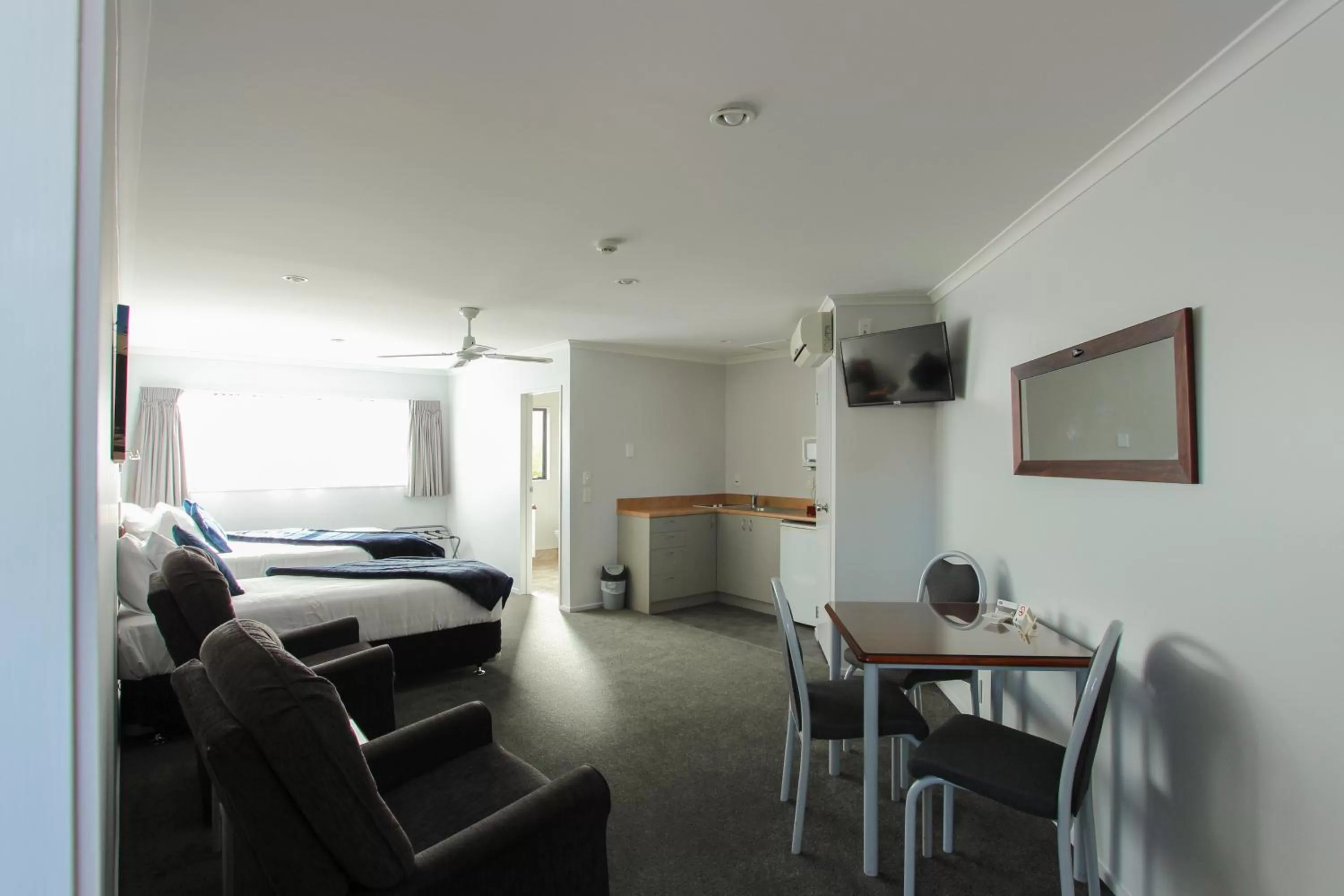 Shower, Bed in BK's Magnolia Motor Lodge