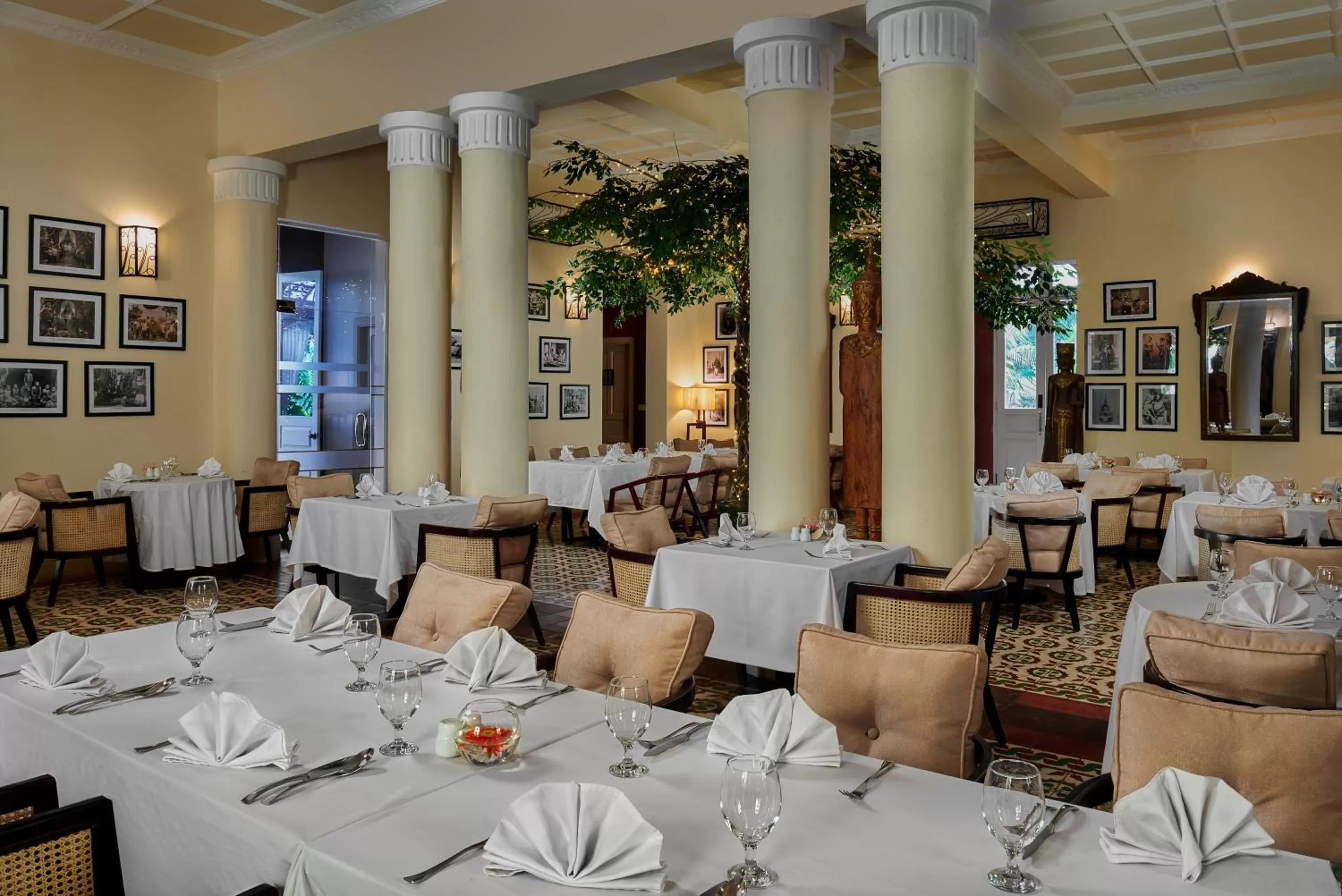 Restaurant/places to eat in Palace Gate Hotel & Resort by EHM