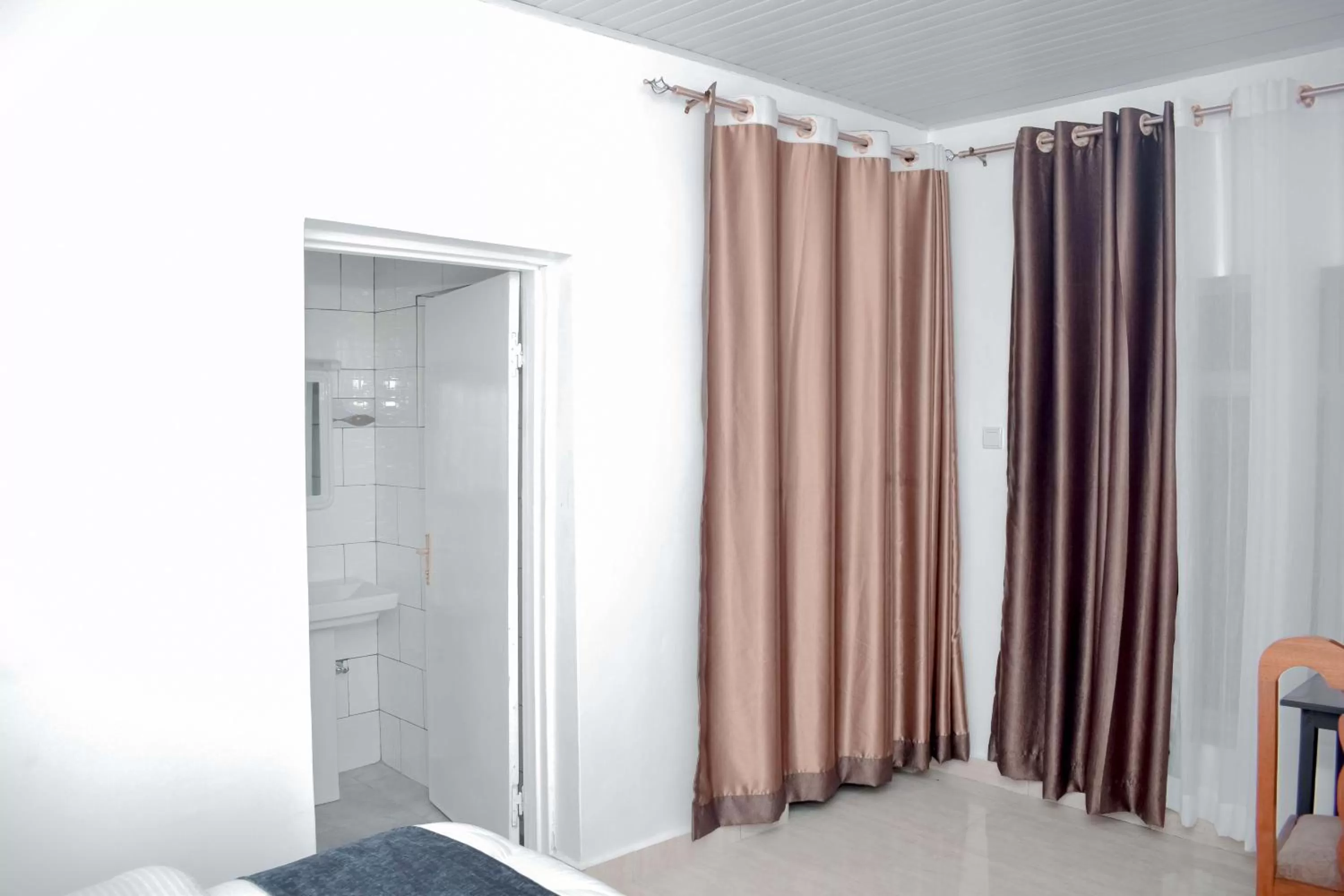 Bedroom, TV/Entertainment Center in INZOZI AFRICA HOUSE B&B-Gishushu