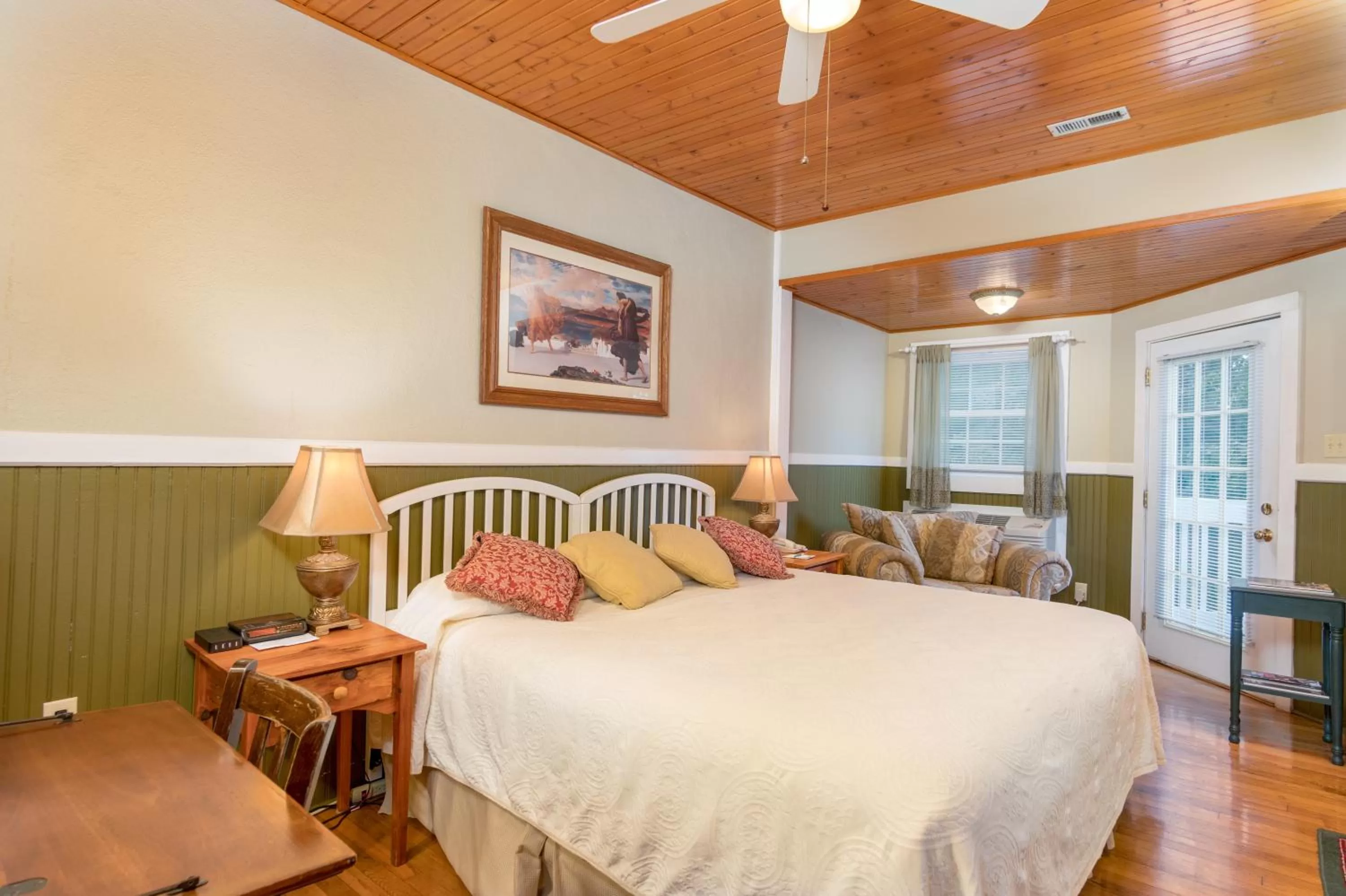 Bed in Highland Lake Inn & Resort - Flat Rock