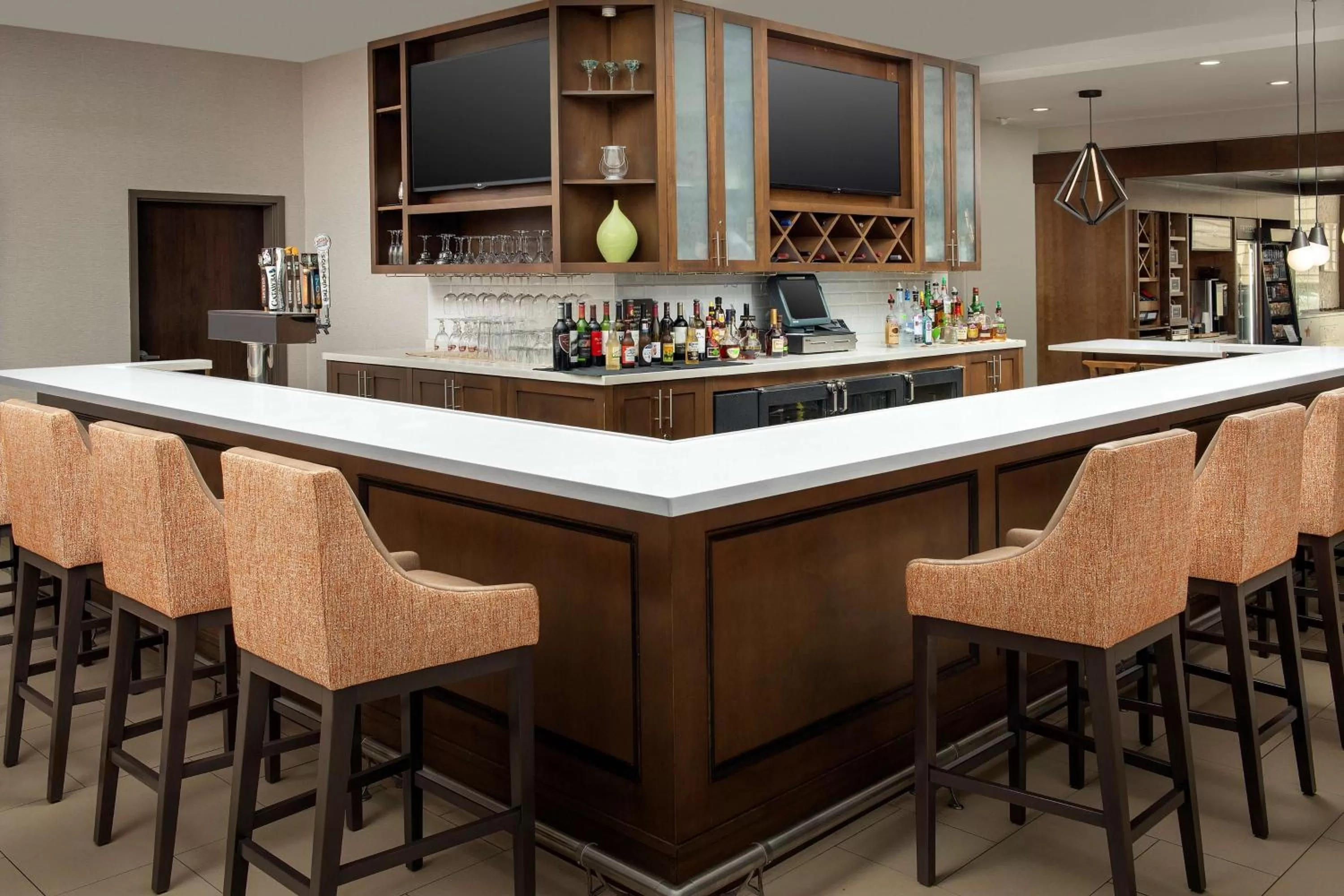 Lounge or bar in Hilton Garden Inn Charlotte Airport