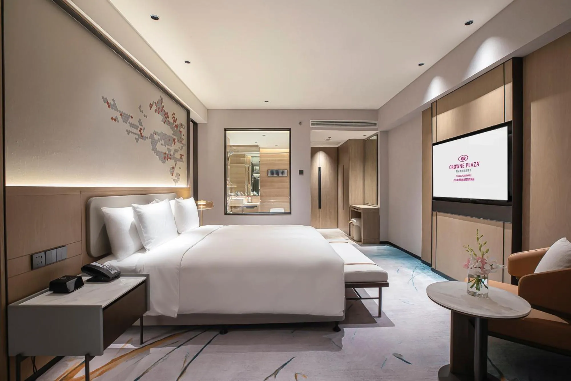 Bed in Crowne Plaza Shanghai Jinxiu by IHG