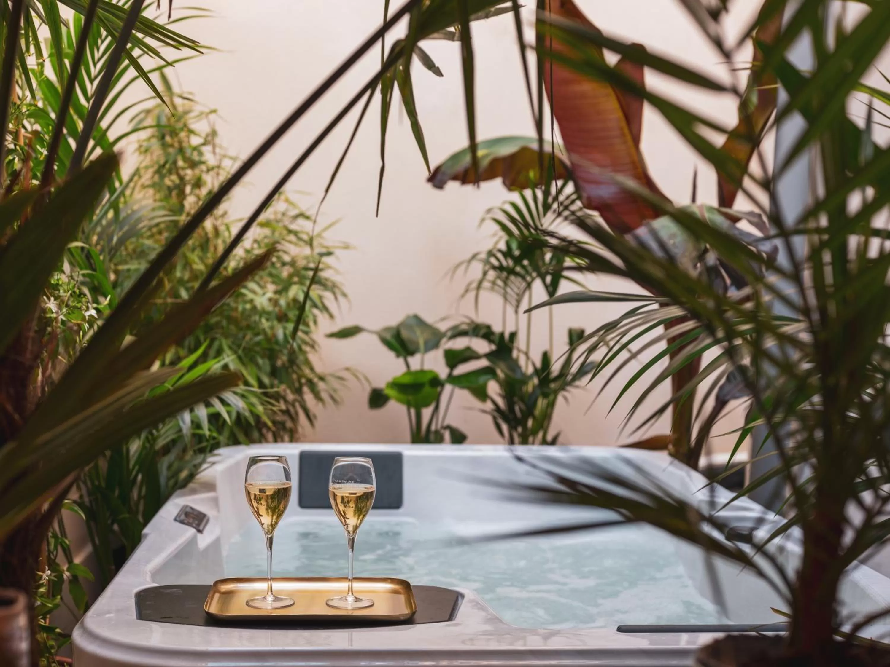 Hot Tub in Seven Hotel Paris