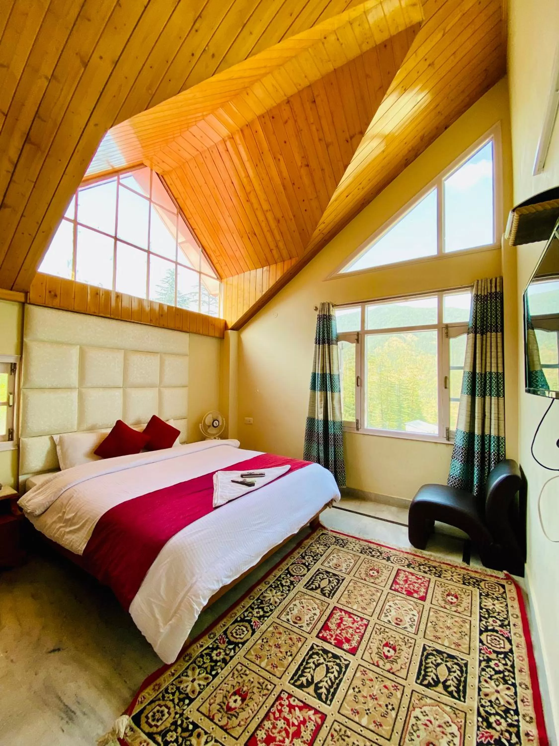 Seating area, Bed in Sai Cottage Shimla