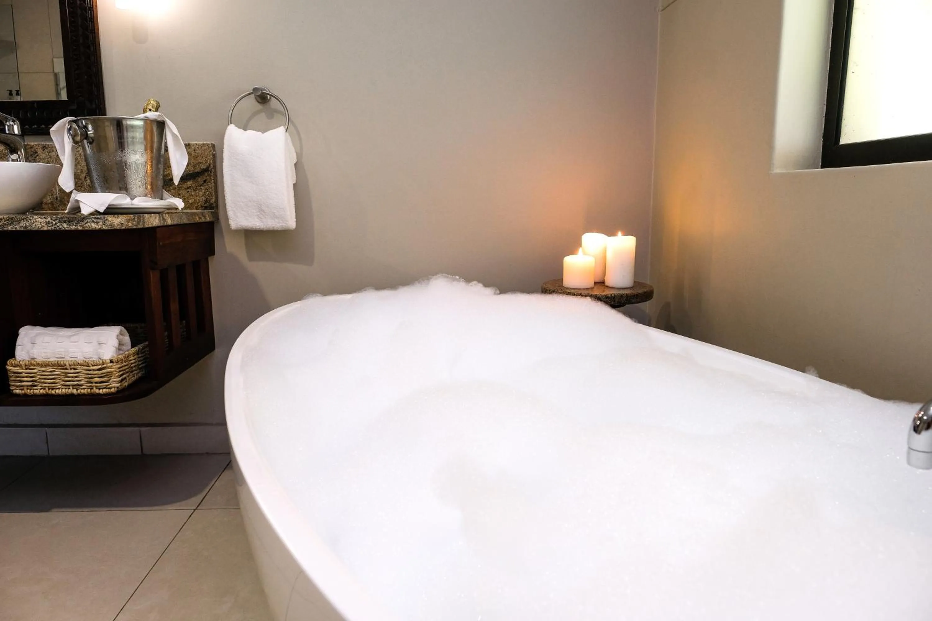 Bath, Bed in Ilala Lodge Hotel