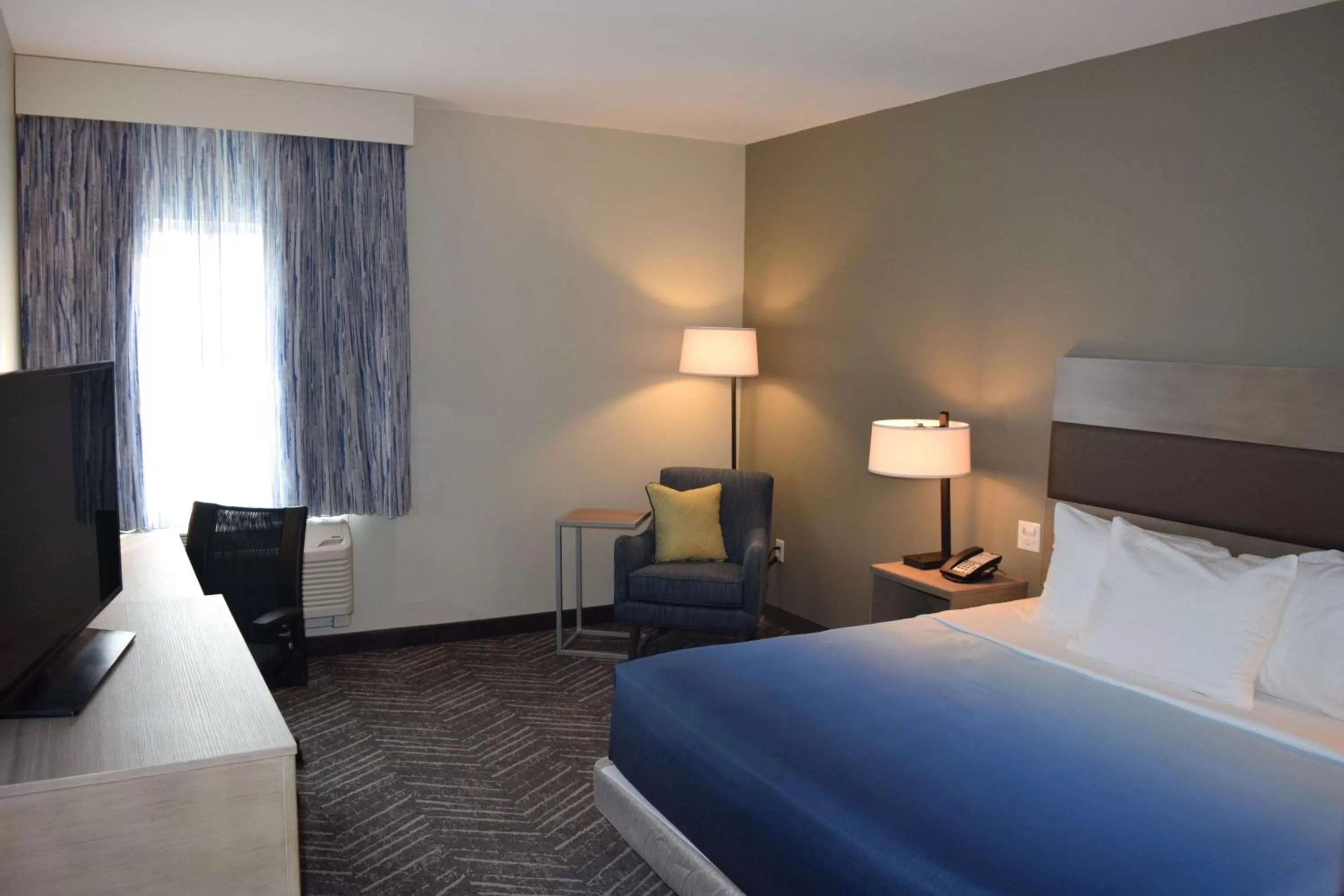 Photo of the whole room, Bed in La Quinta Inn & Suites by Wyndham Middletown-Goshen