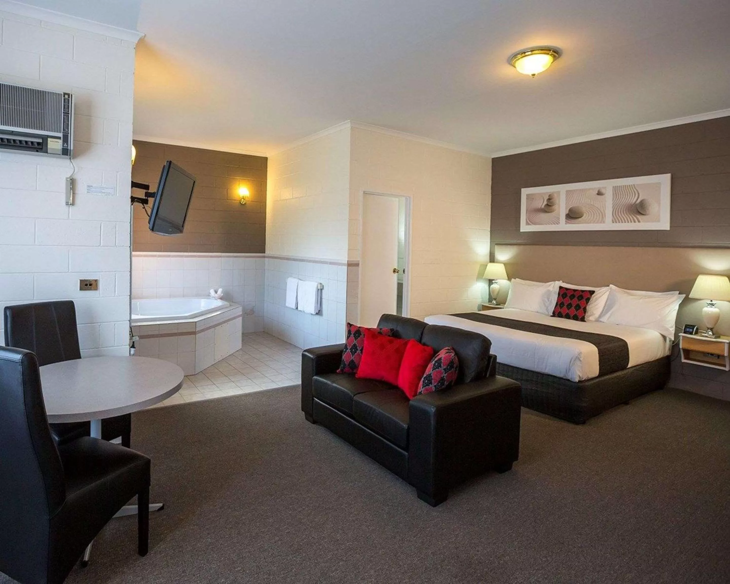 Photo of the whole room, Bed in Comfort Inn & Suites King Avenue