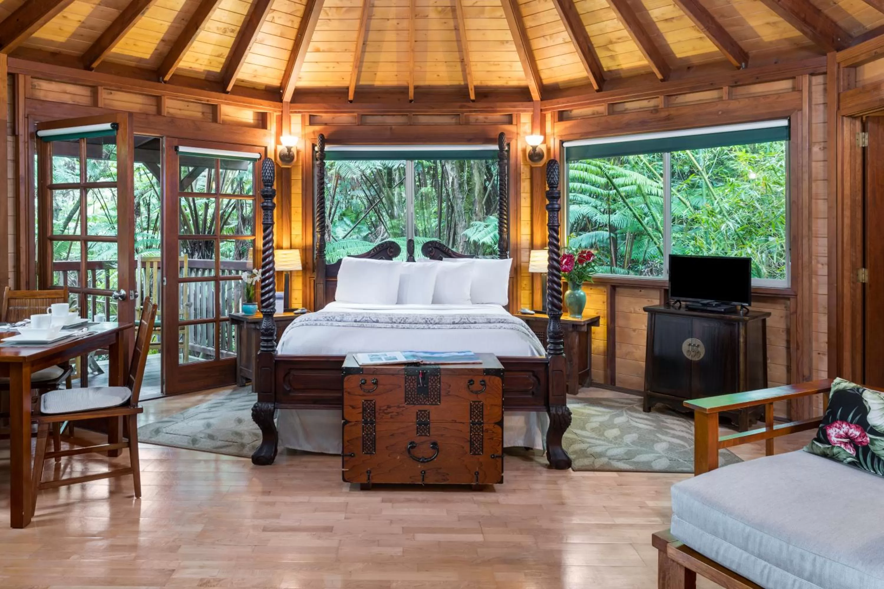 Photo of the whole room, Bed in Volcano Village Lodge