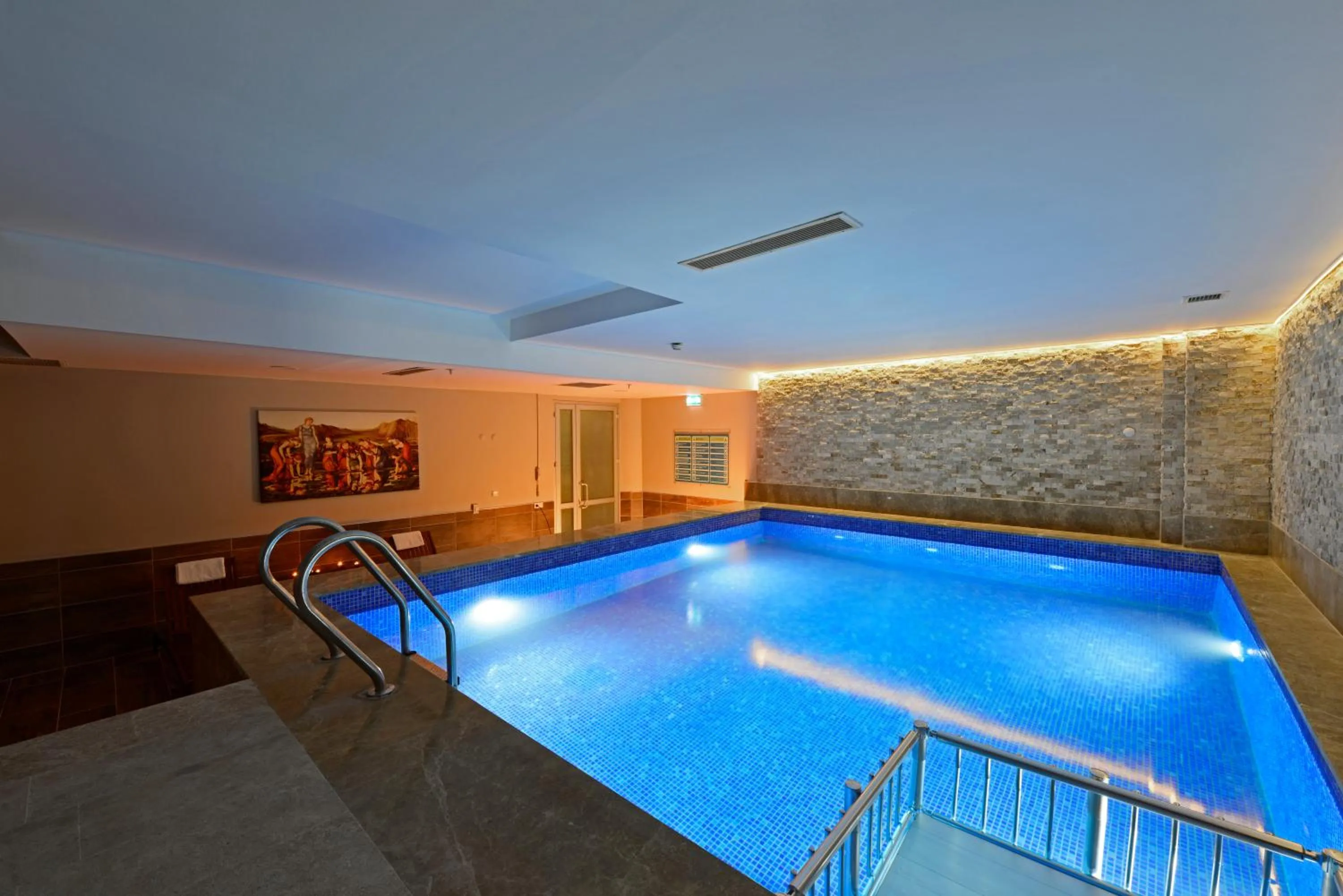 Swimming pool in Euro Park Hotel Bursa