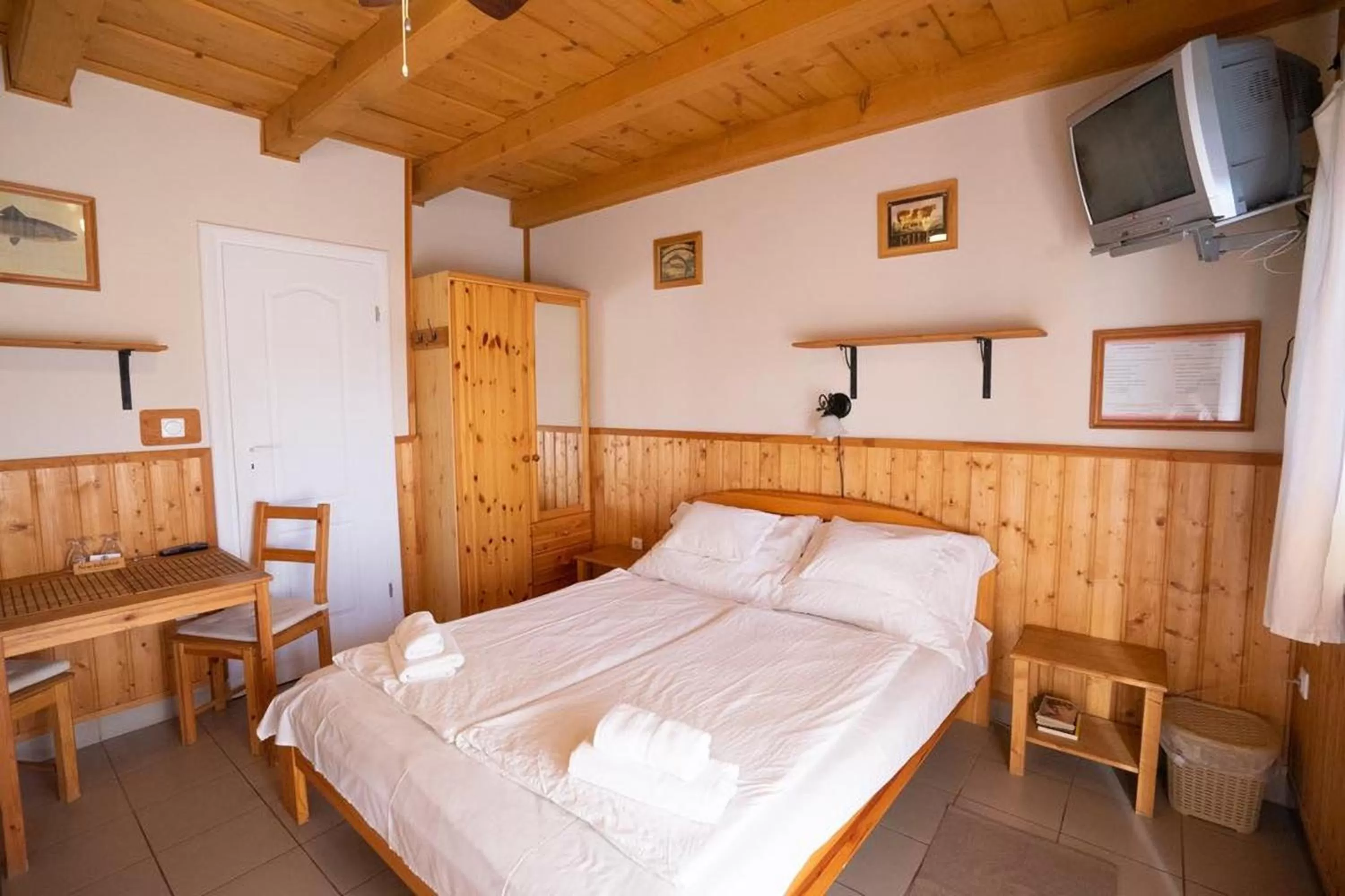 Bed in Vadvirág Vendéglő és Panzió