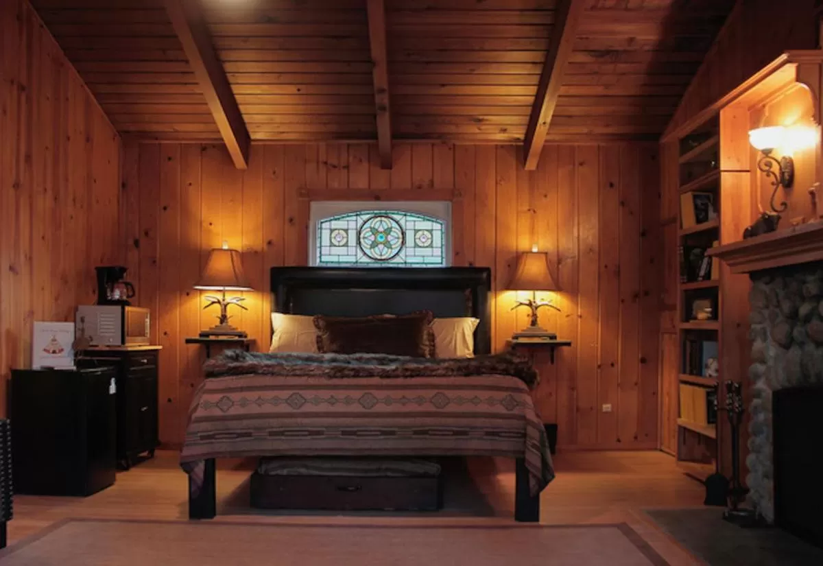 Bed in Silver Pines Lodge