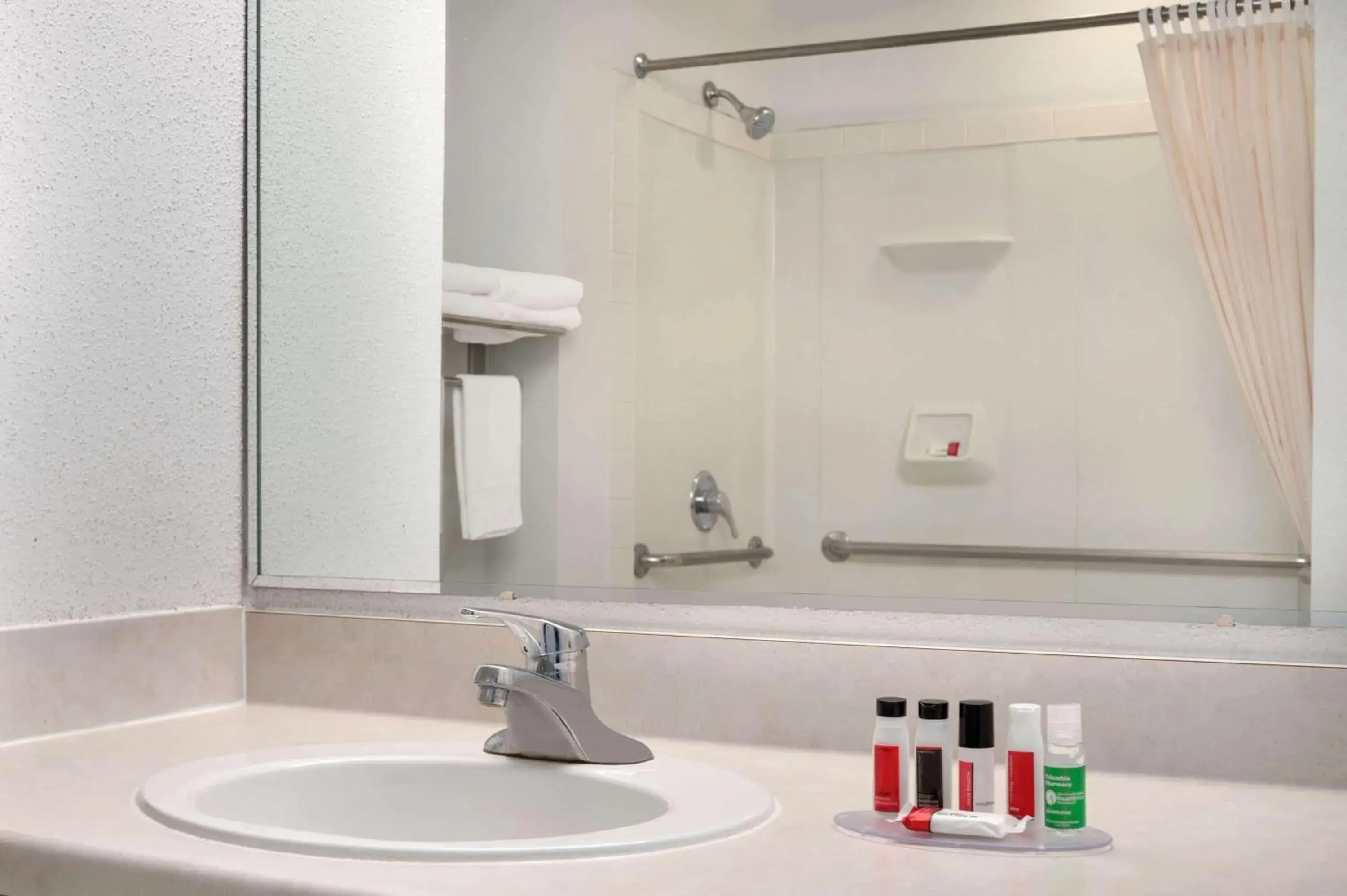 Studio Suite with Two Double Beds - Non-Smoking in Travelodge by Wyndham Zanesville Studio Suite with Two Double Beds - Non-Smoking in Travelodge by Wyndham Zanesville