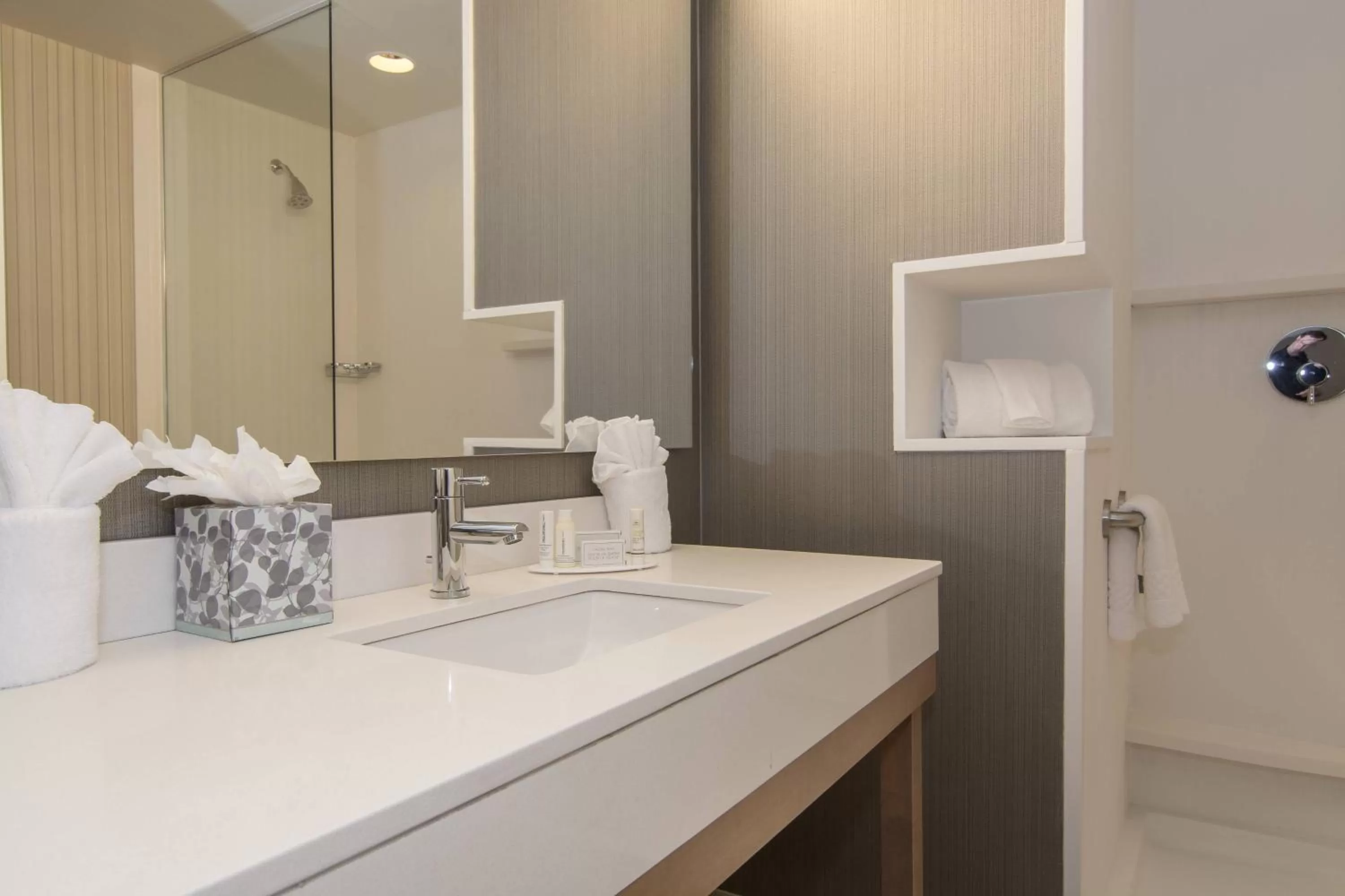 Bathroom in Courtyard by Marriott Raleigh-Durham Airport/Brier Creek