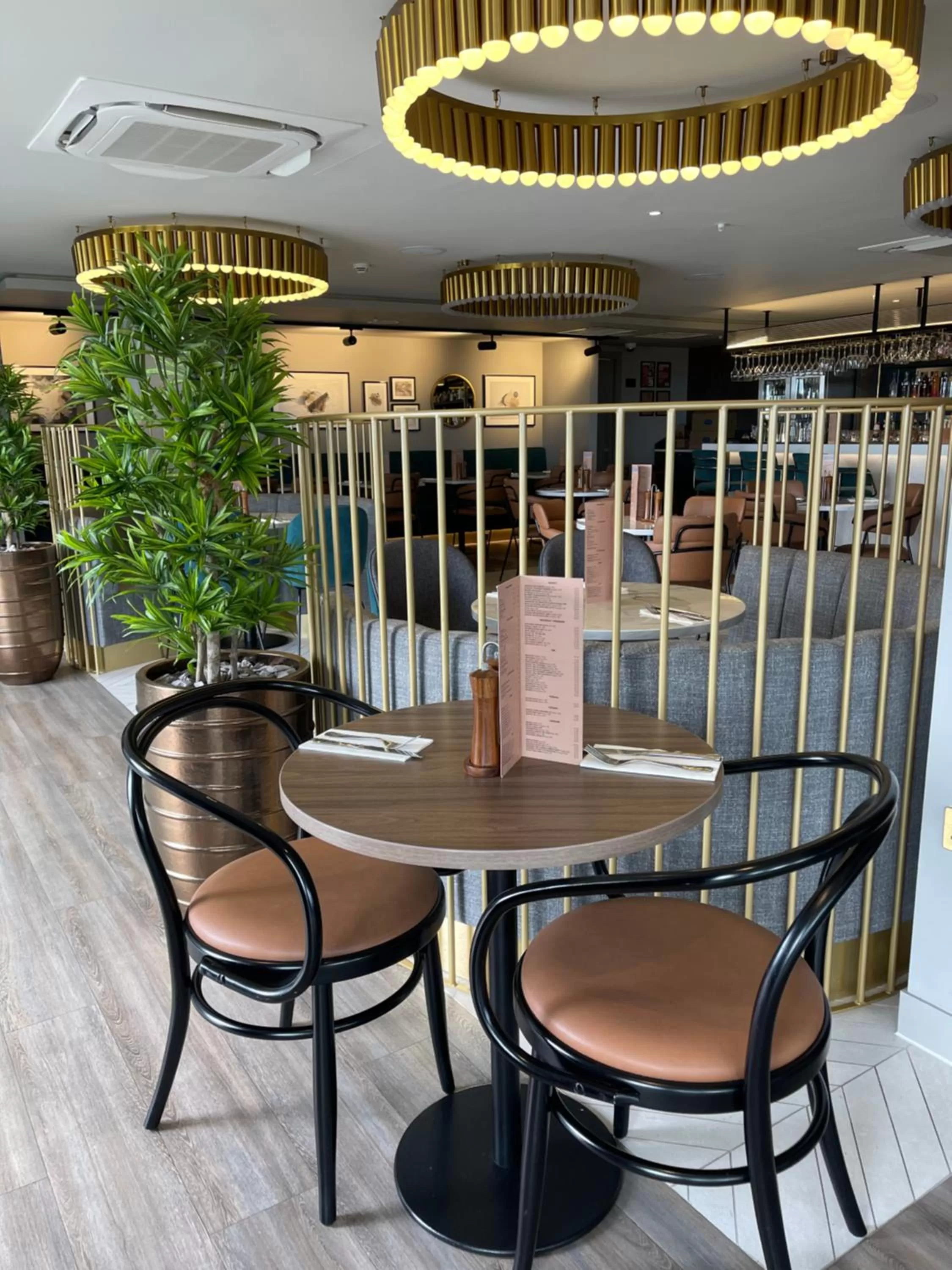 Restaurant/places to eat in Courtyard by Marriott London Heathrow Airport