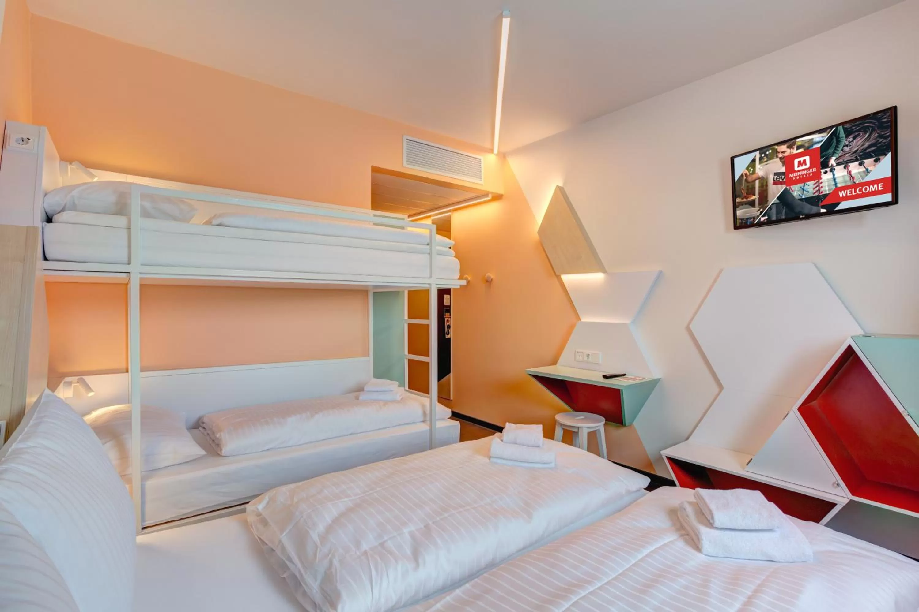 Photo of the whole room in MEININGER Hotel Heidelberg Hauptbahnhof