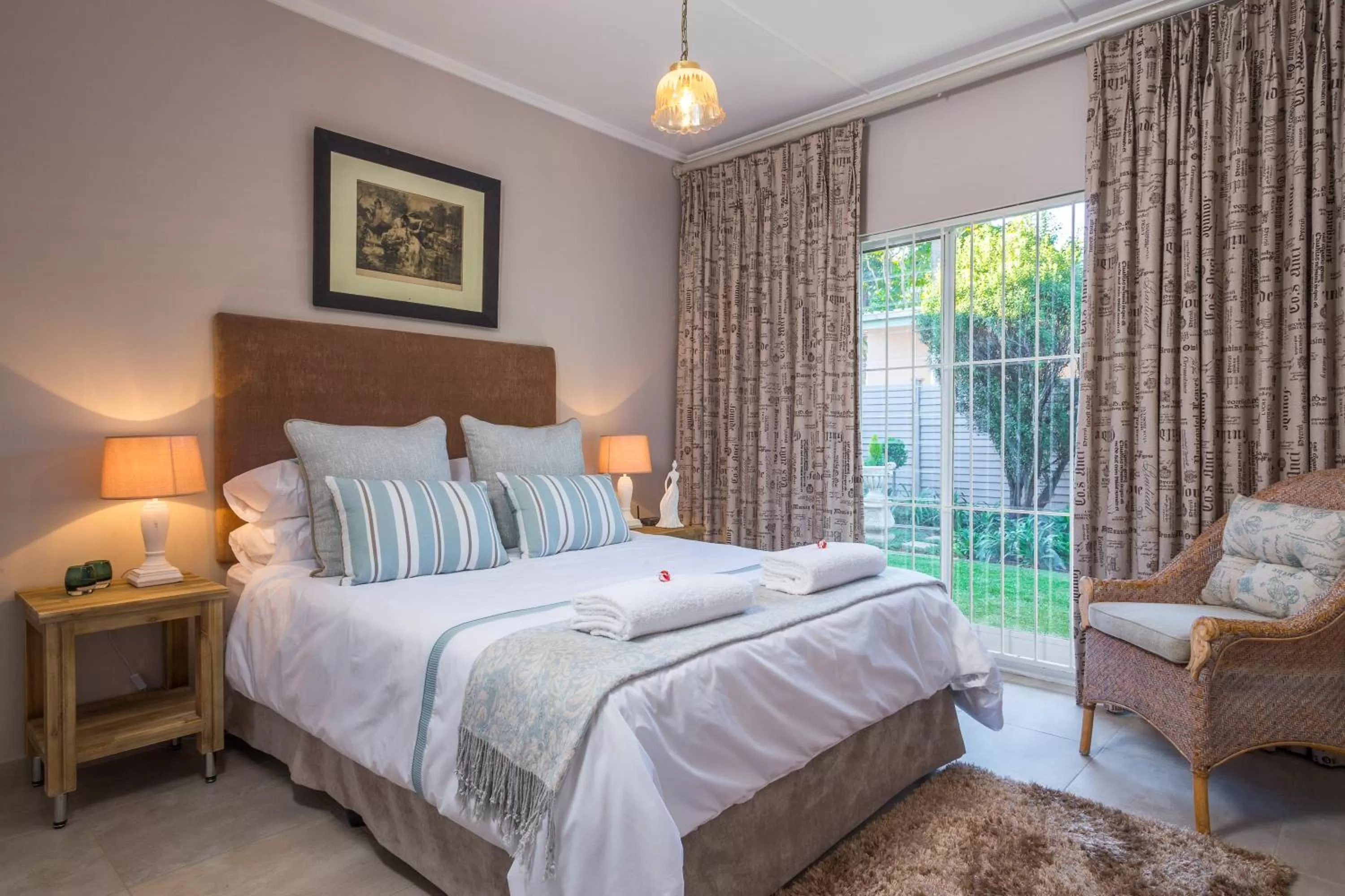 Shower, Bed in La Vida Luka - Luxury Guesthouse